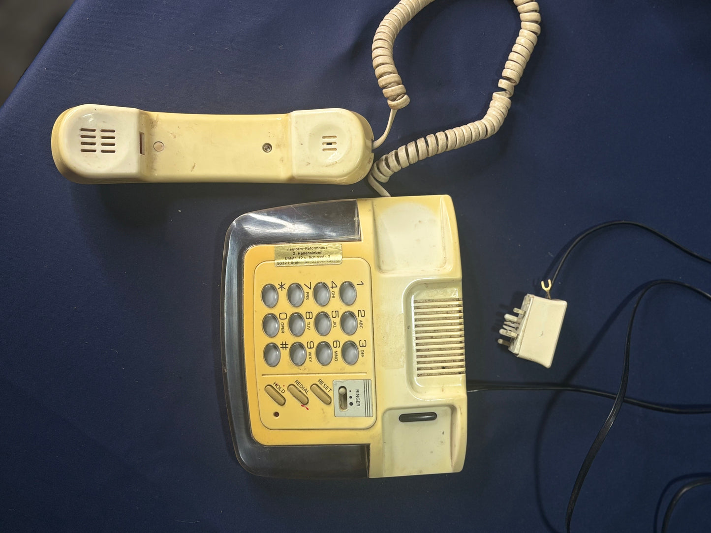 Vintage Space-Age Tastentelefon DT-608 – Cremegelb & Acryl