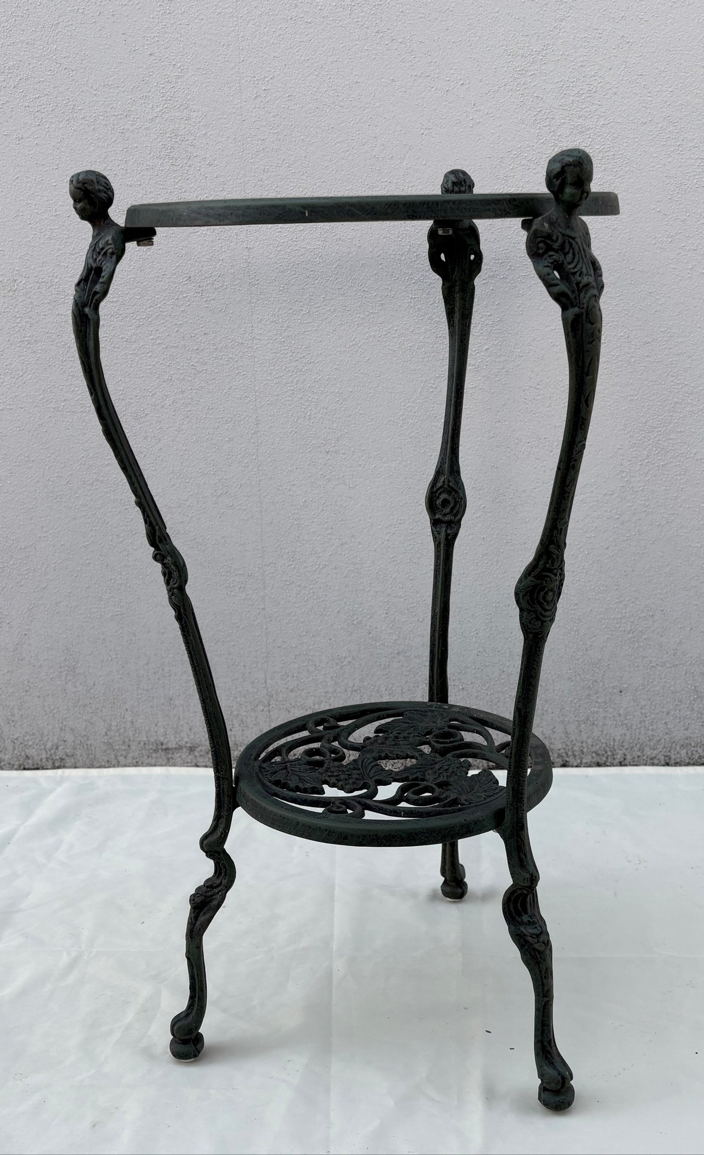 3er Set Mid-Century Gusseisen-Pflanzenständer – Cherub & Weinlaub – 1940er