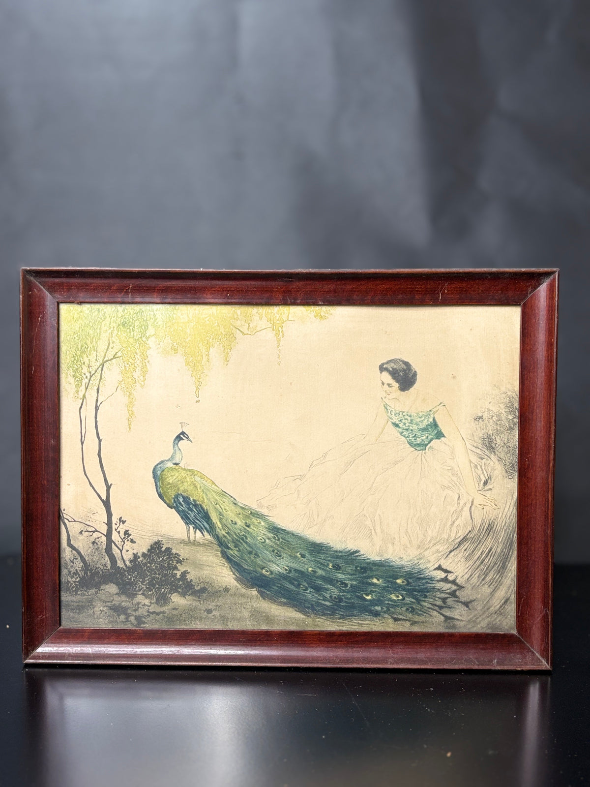 Jean Hardy – Lady with Peacock – Art-Déco-Grafik um 1925, gerahmt - Artikelbild von Fummel & Gedöns Secondhand-Store
