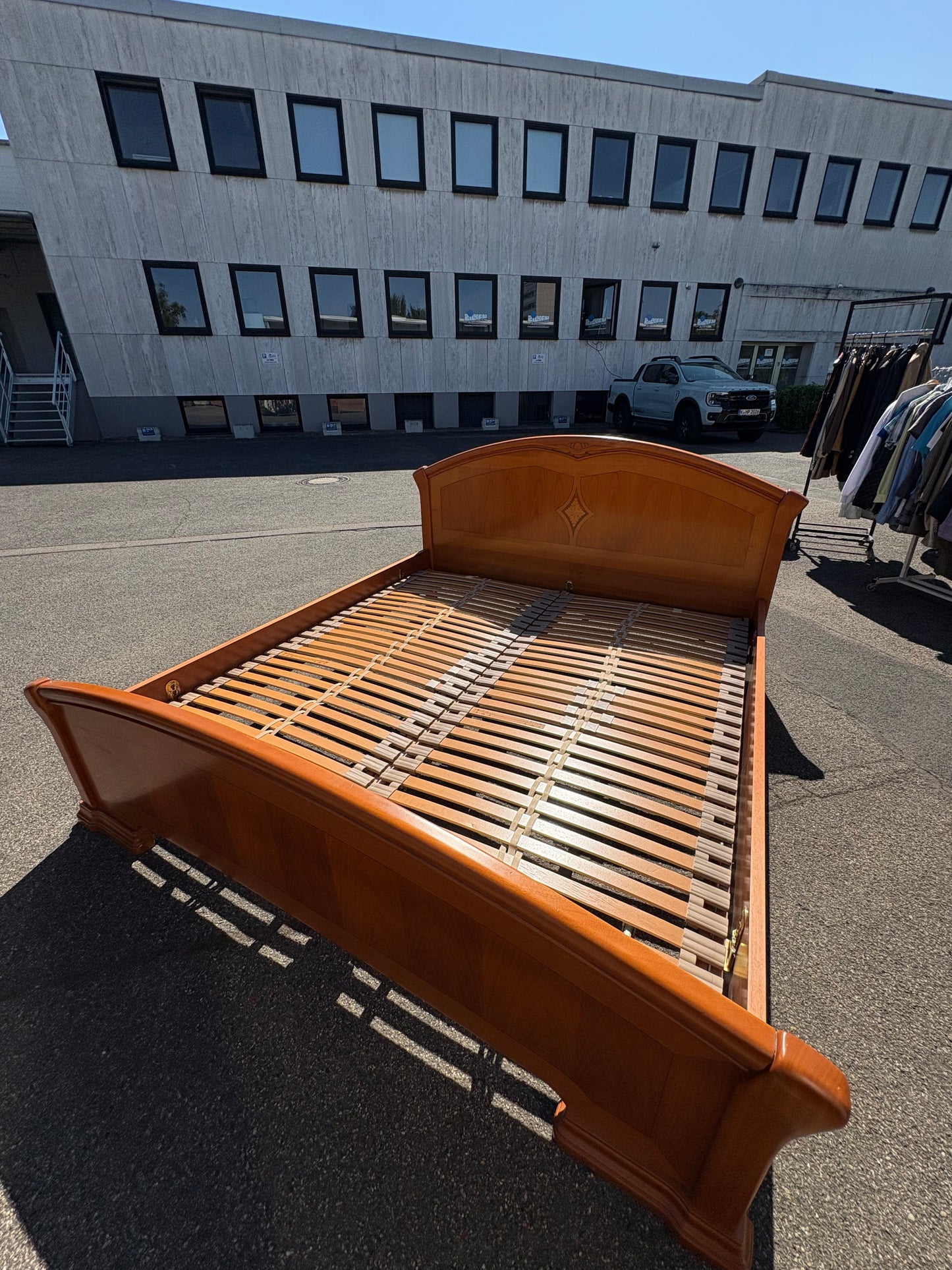 Doppelbett 180 × 200 cm in Kirschbaum mit Intarsien & Lattenrosten