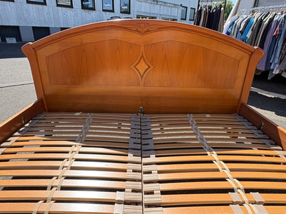 Doppelbett 180 × 200 cm in Kirschbaum mit Intarsien & Lattenrosten
