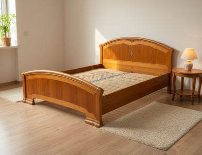 Doppelbett 180 × 200 cm in Kirschbaum mit Intarsien & Lattenrosten