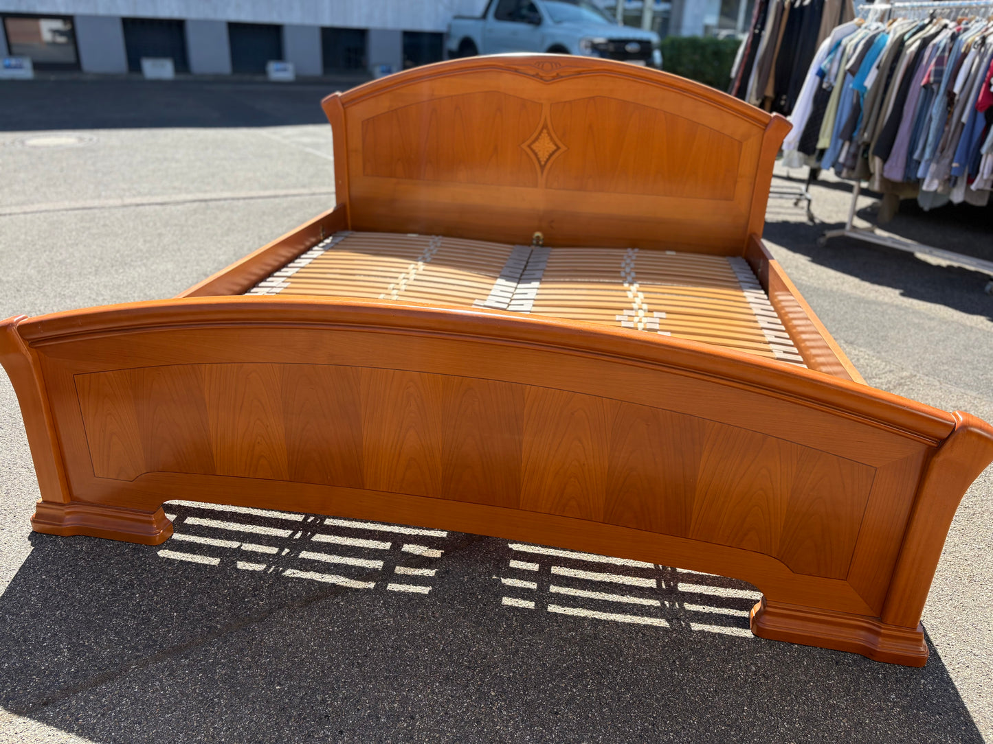 Doppelbett 180 × 200 cm in Kirschbaum mit Intarsien & Lattenrosten
