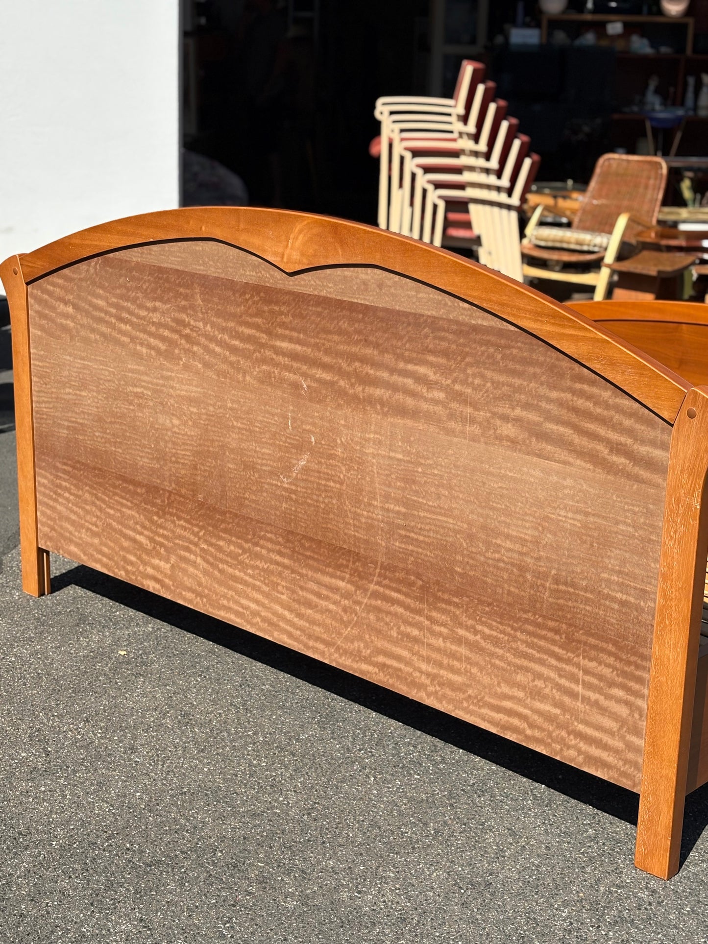 Doppelbett 180 × 200 cm in Kirschbaum mit Intarsien & Lattenrosten