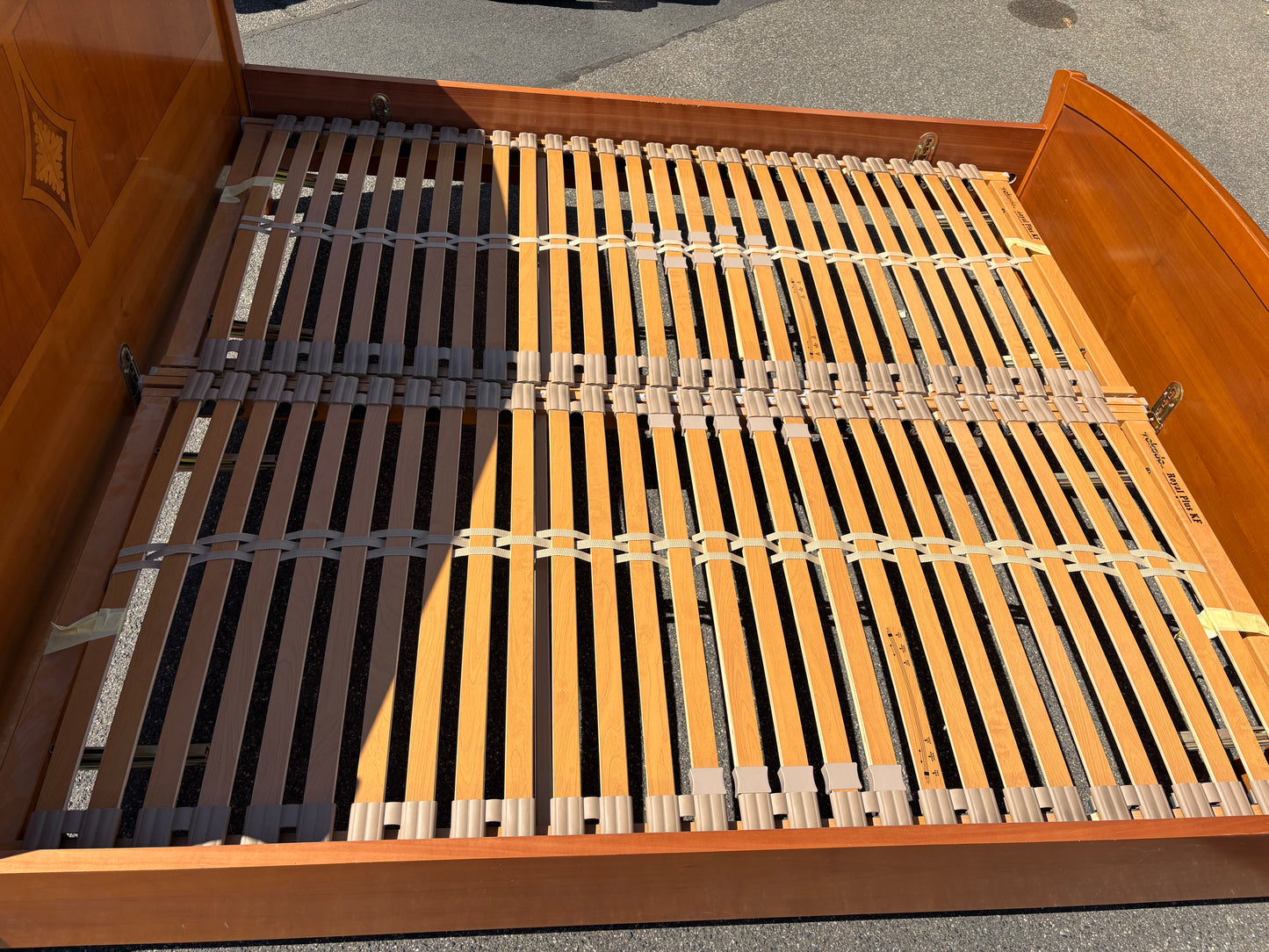 Doppelbett 180 × 200 cm in Kirschbaum mit Intarsien & Lattenrosten