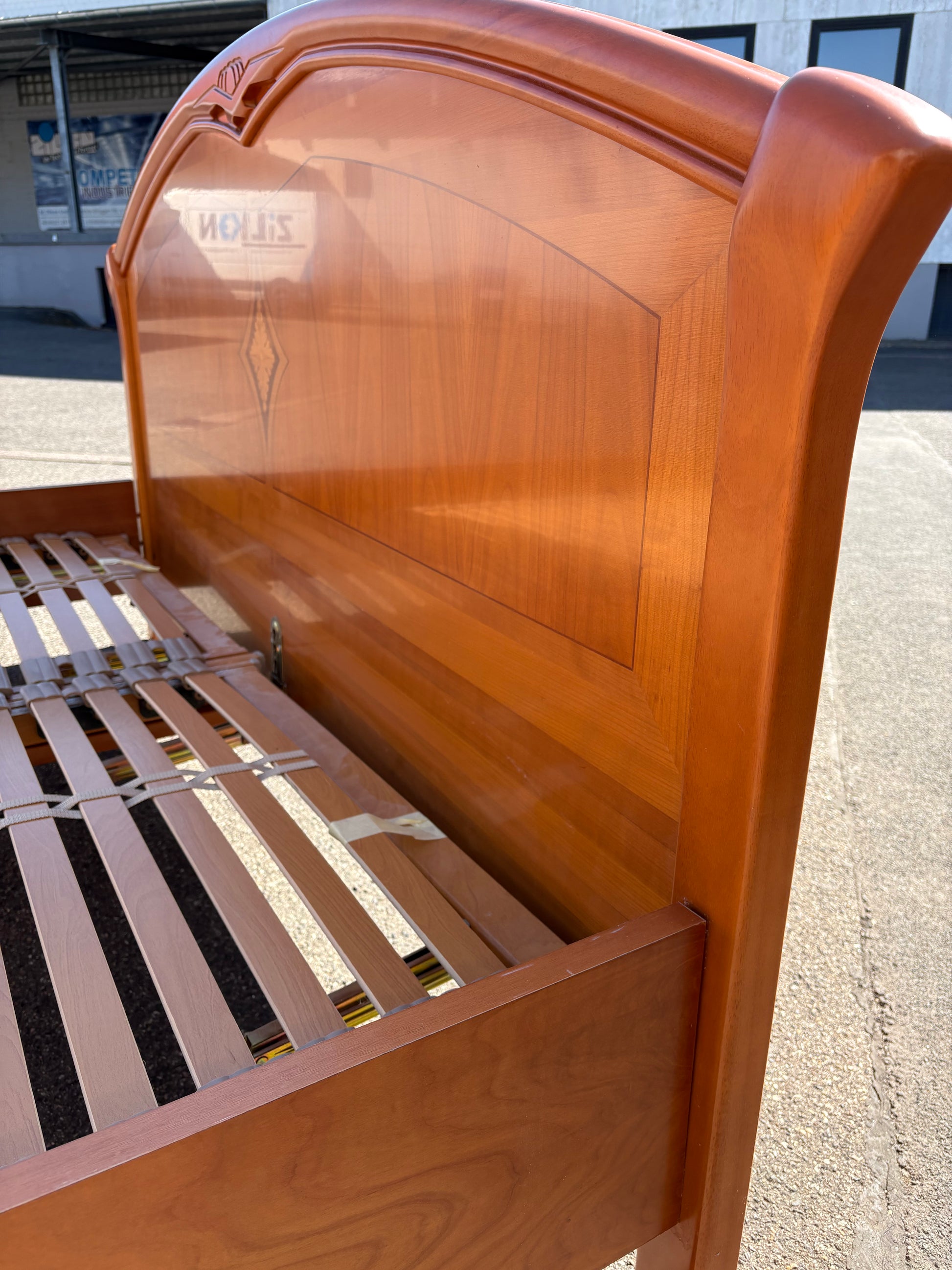 Doppelbett 180 × 200 cm in Kirschbaum mit Intarsien &amp; Lattenrosten - Artikelbild von Fummel & Gedöns Secondhand-Store