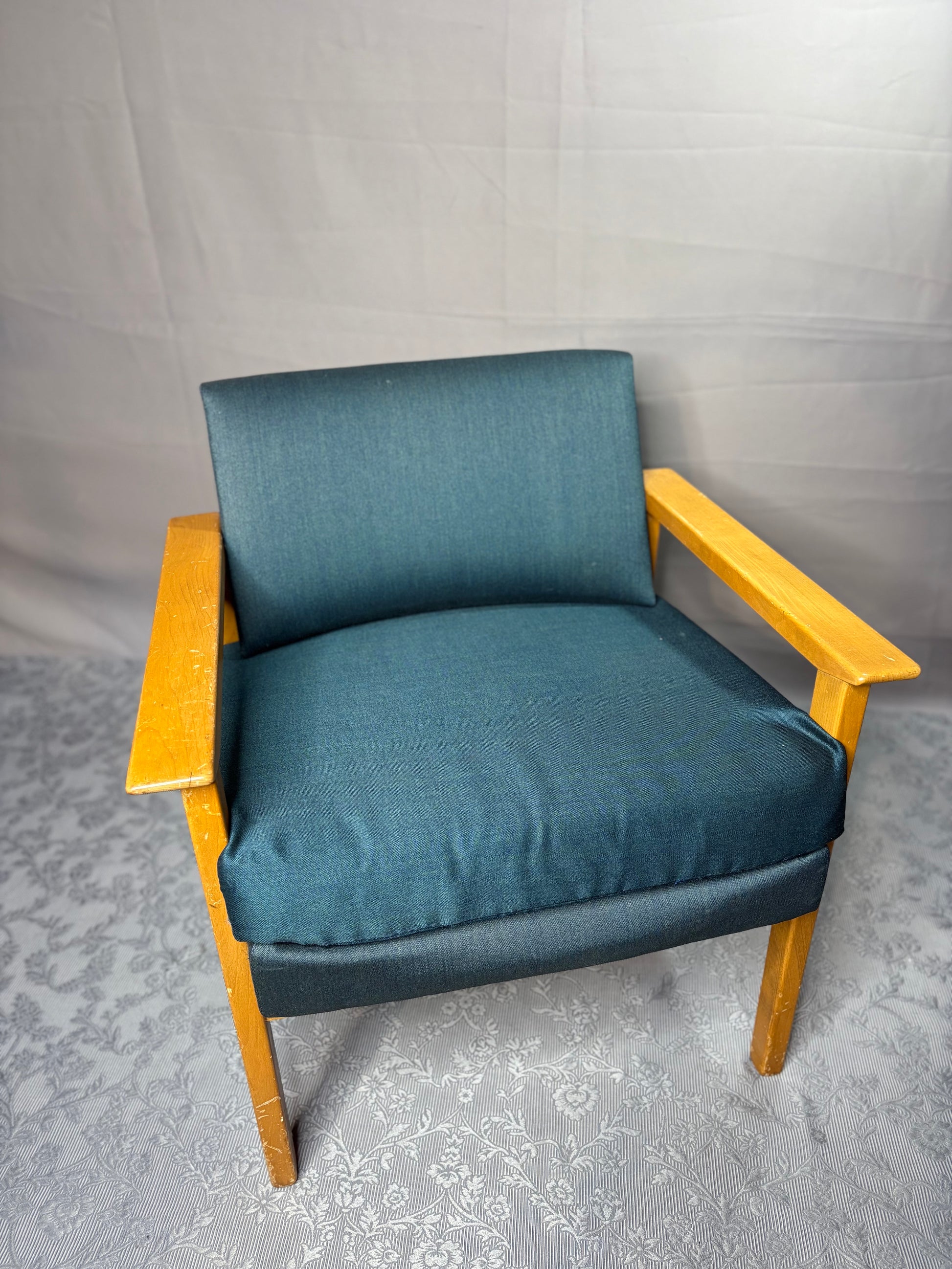 Mid-Century Sessel mit Holzarmlehnen - Artikelbild von Fummel & Gedöns Secondhand-Store