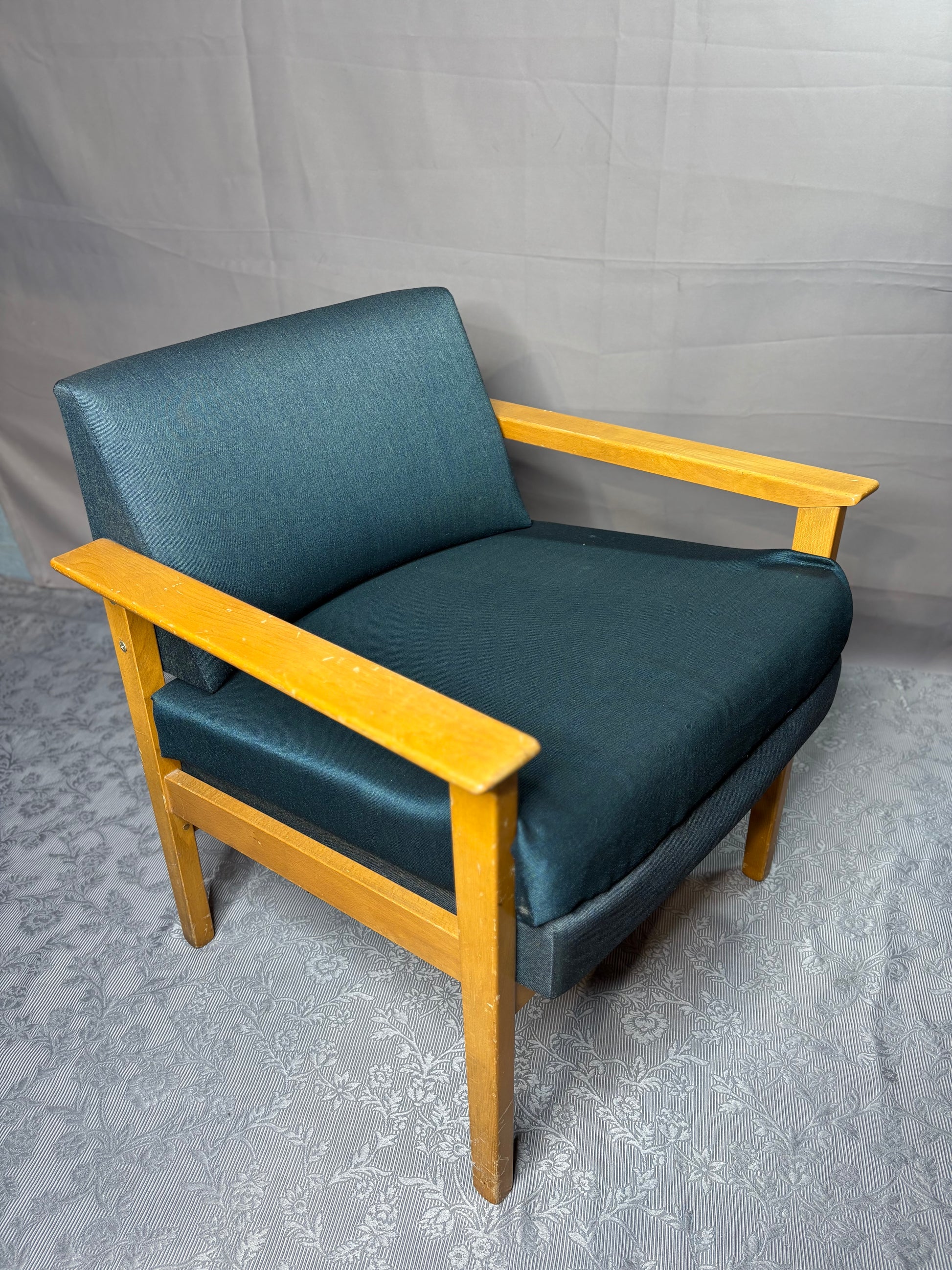 Mid-Century Sessel mit Holzarmlehnen - Artikelbild von Fummel & Gedöns Secondhand-Store