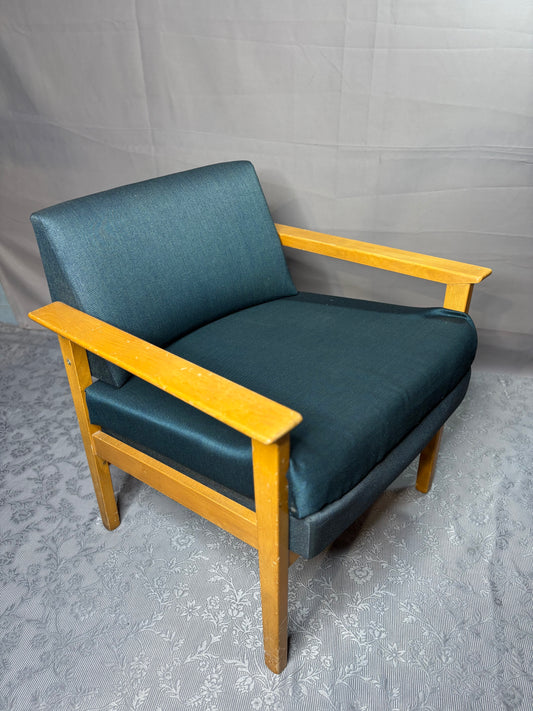 Mid-Century Sessel mit Holzarmlehnen