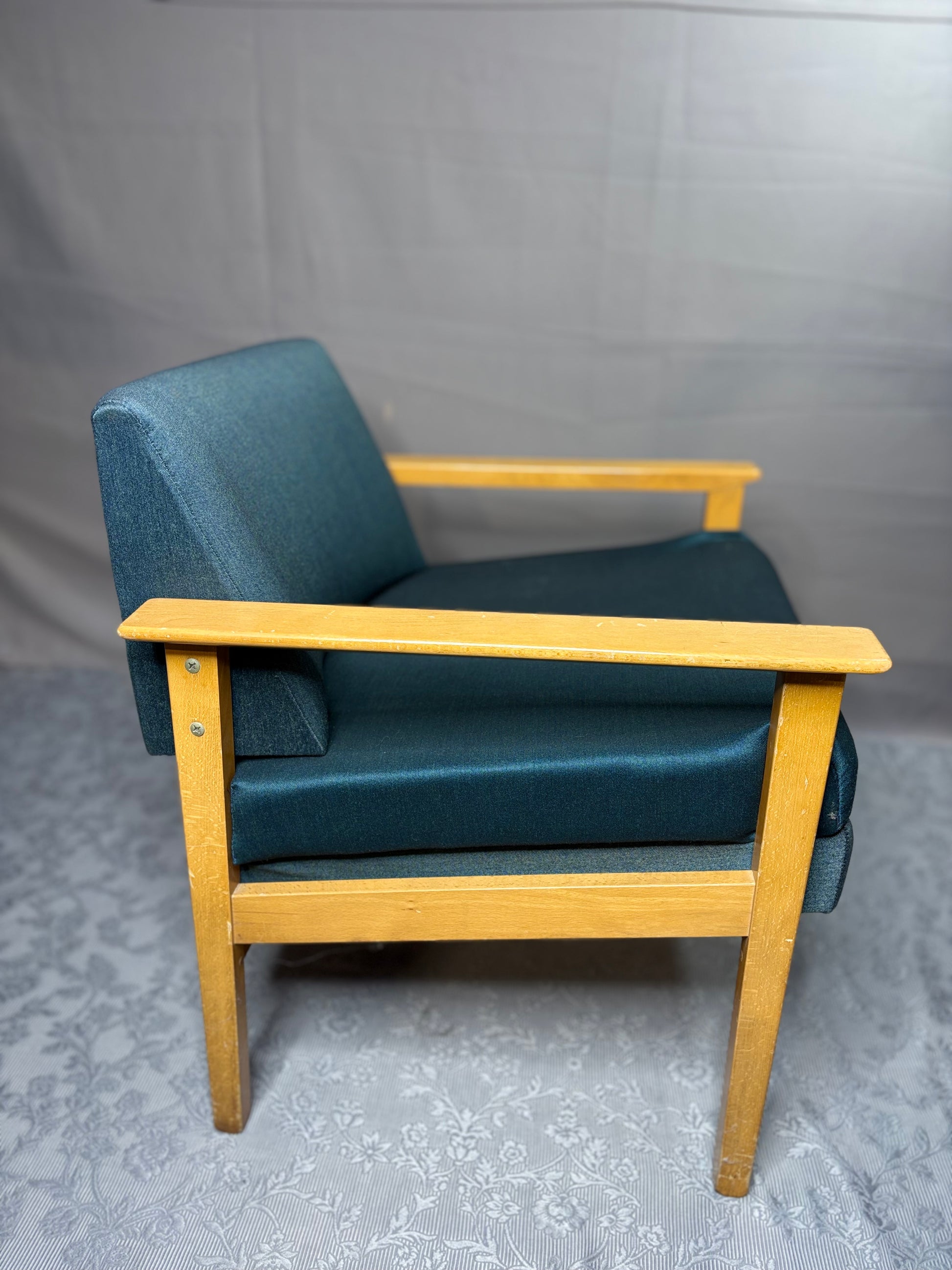 Mid-Century Sessel mit Holzarmlehnen - Artikelbild von Fummel & Gedöns Secondhand-Store