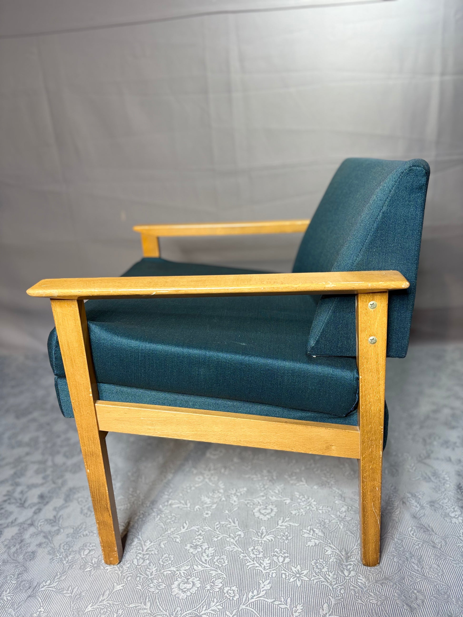Mid-Century Sessel mit Holzarmlehnen - Artikelbild von Fummel & Gedöns Secondhand-Store