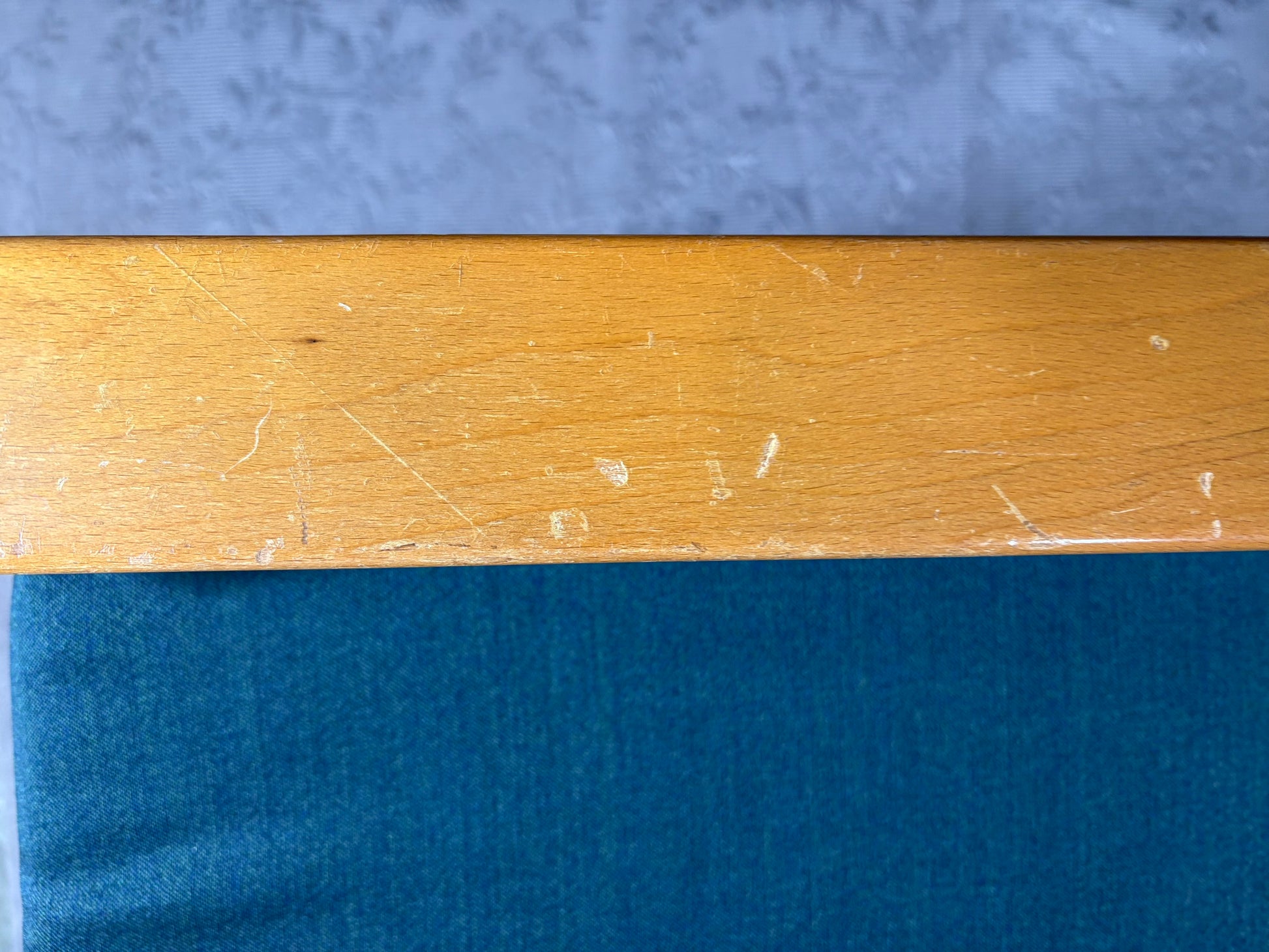Mid-Century Sessel mit Holzarmlehnen - Artikelbild von Fummel & Gedöns Secondhand-Store