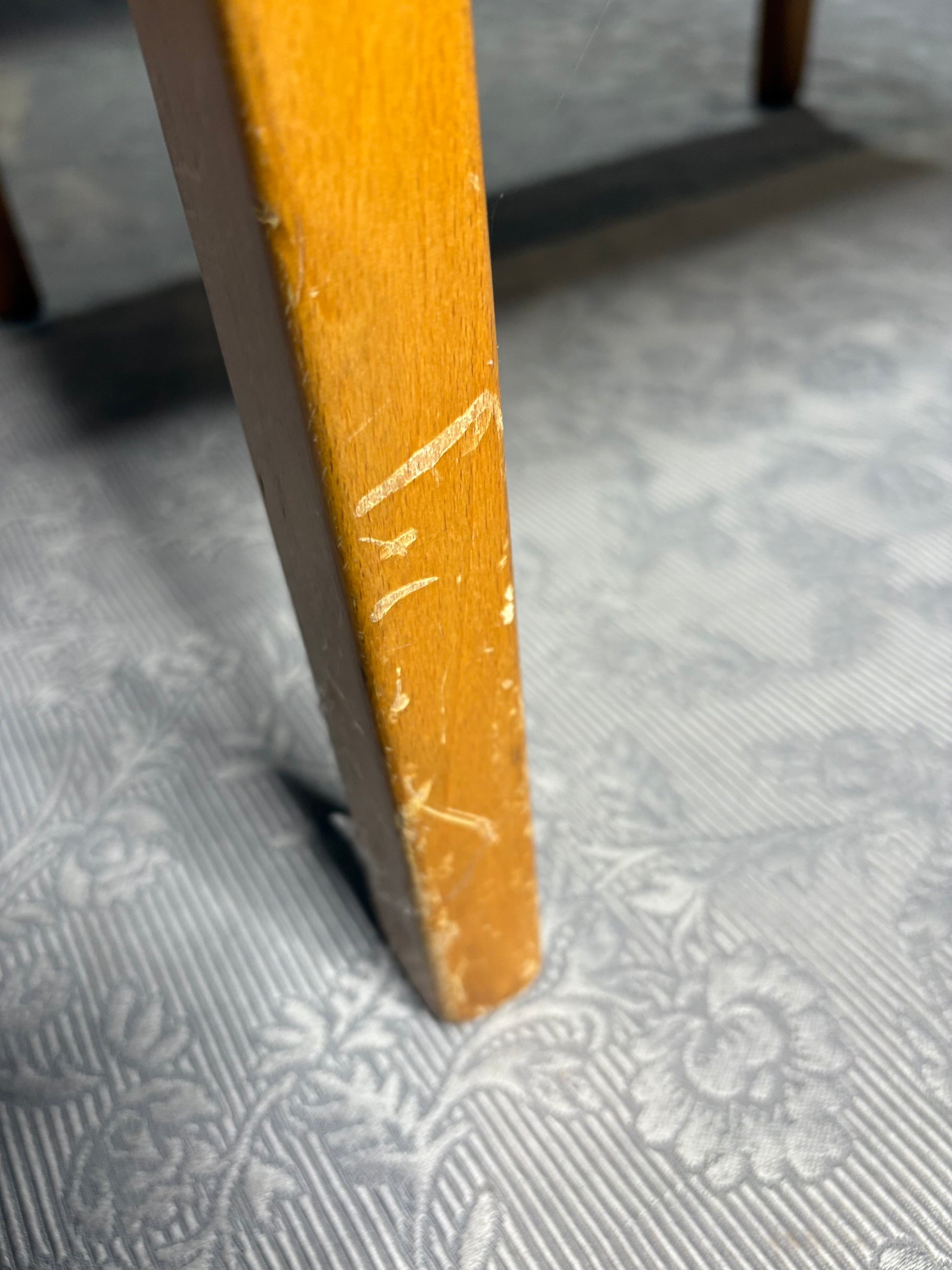 Mid-Century Sessel mit Holzarmlehnen - Artikelbild von Fummel & Gedöns Secondhand-Store