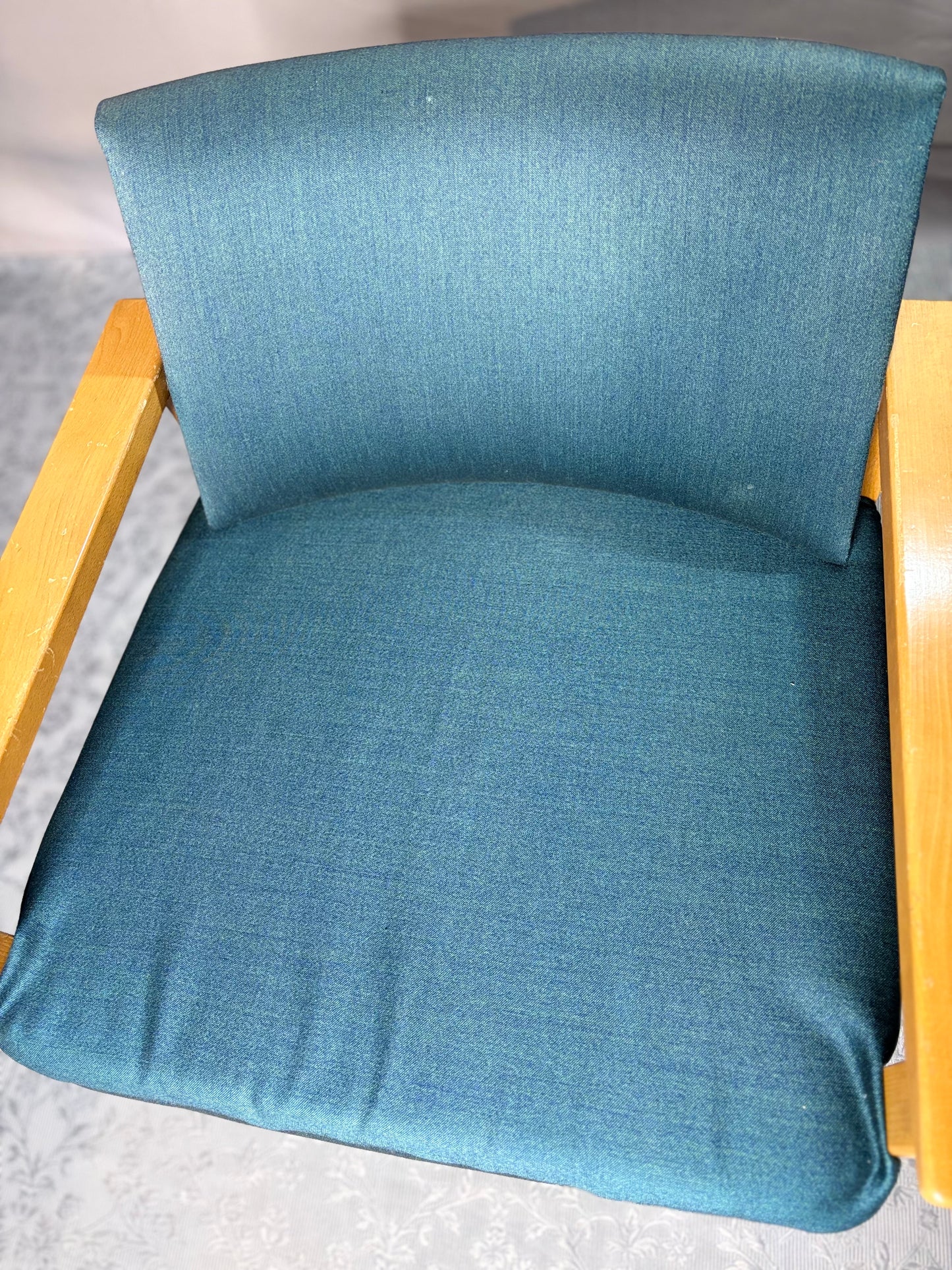 Mid-Century Sessel mit Holzarmlehnen