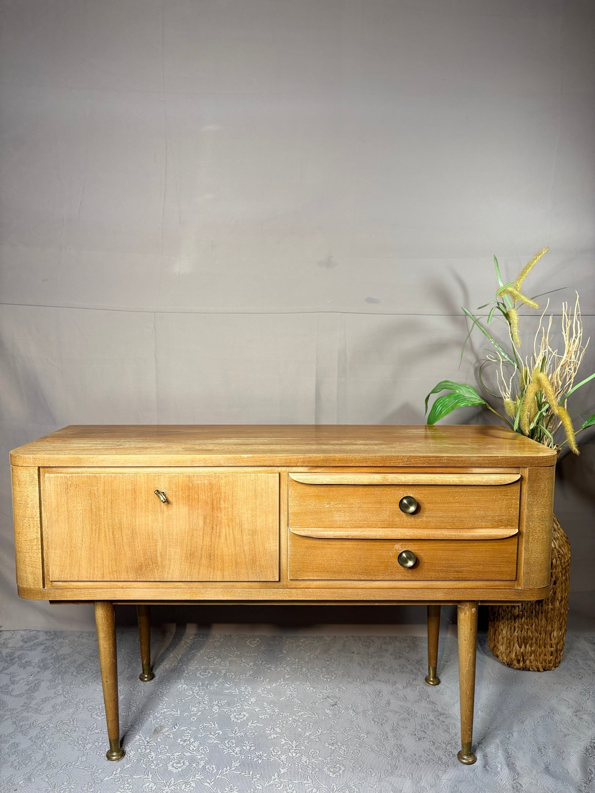 Vintage Anrichte - nussbaum - 50er Jahre - Artikelbild von Fummel & Gedöns Secondhand-Store