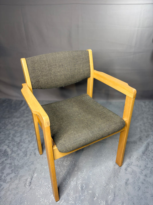 Armlehnstuhl im skandinavischen Stil