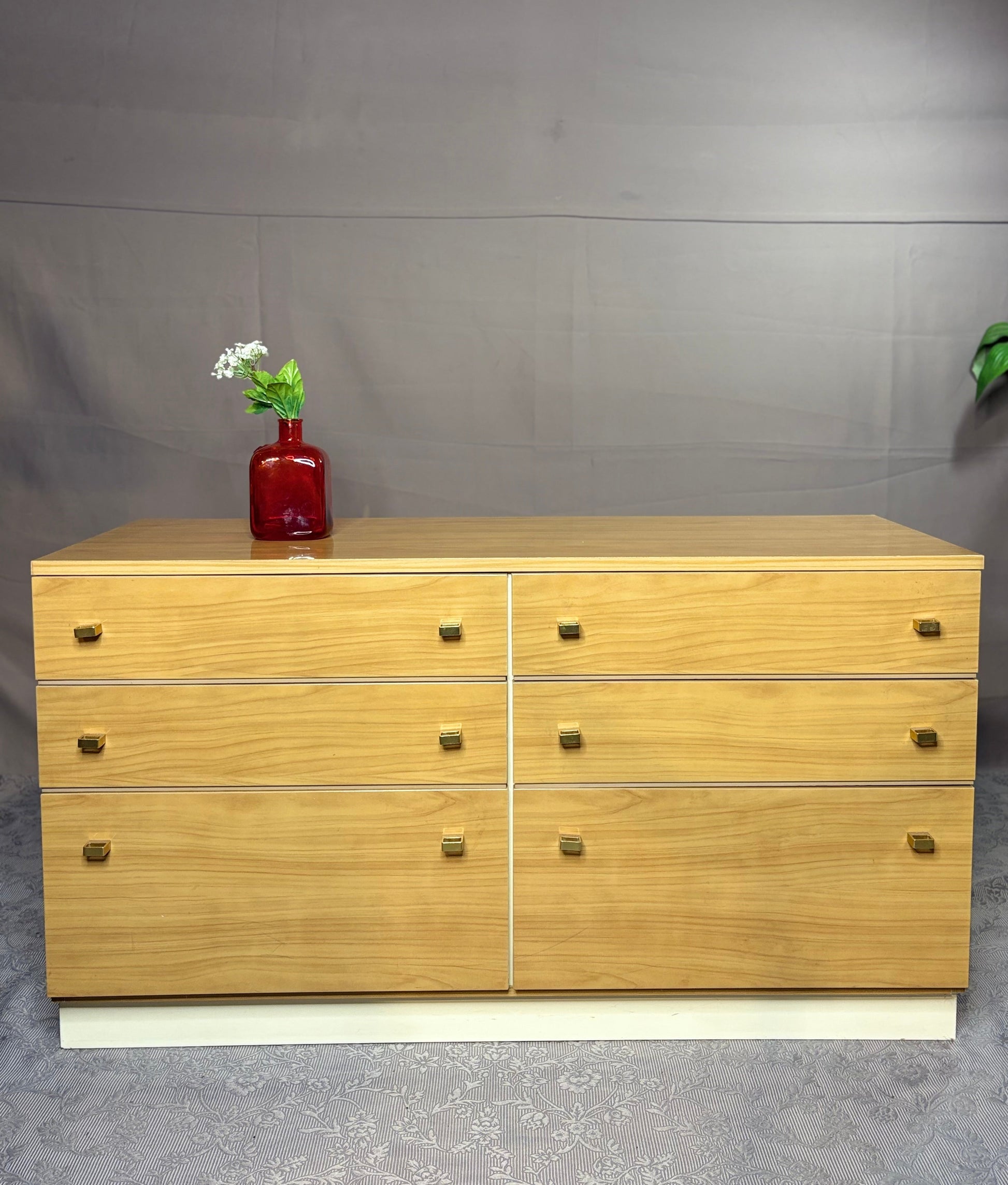 Helle Mid-Century Kommode mit feinen Messingdetails - Artikelbild von Fummel & Gedöns Secondhand-Store