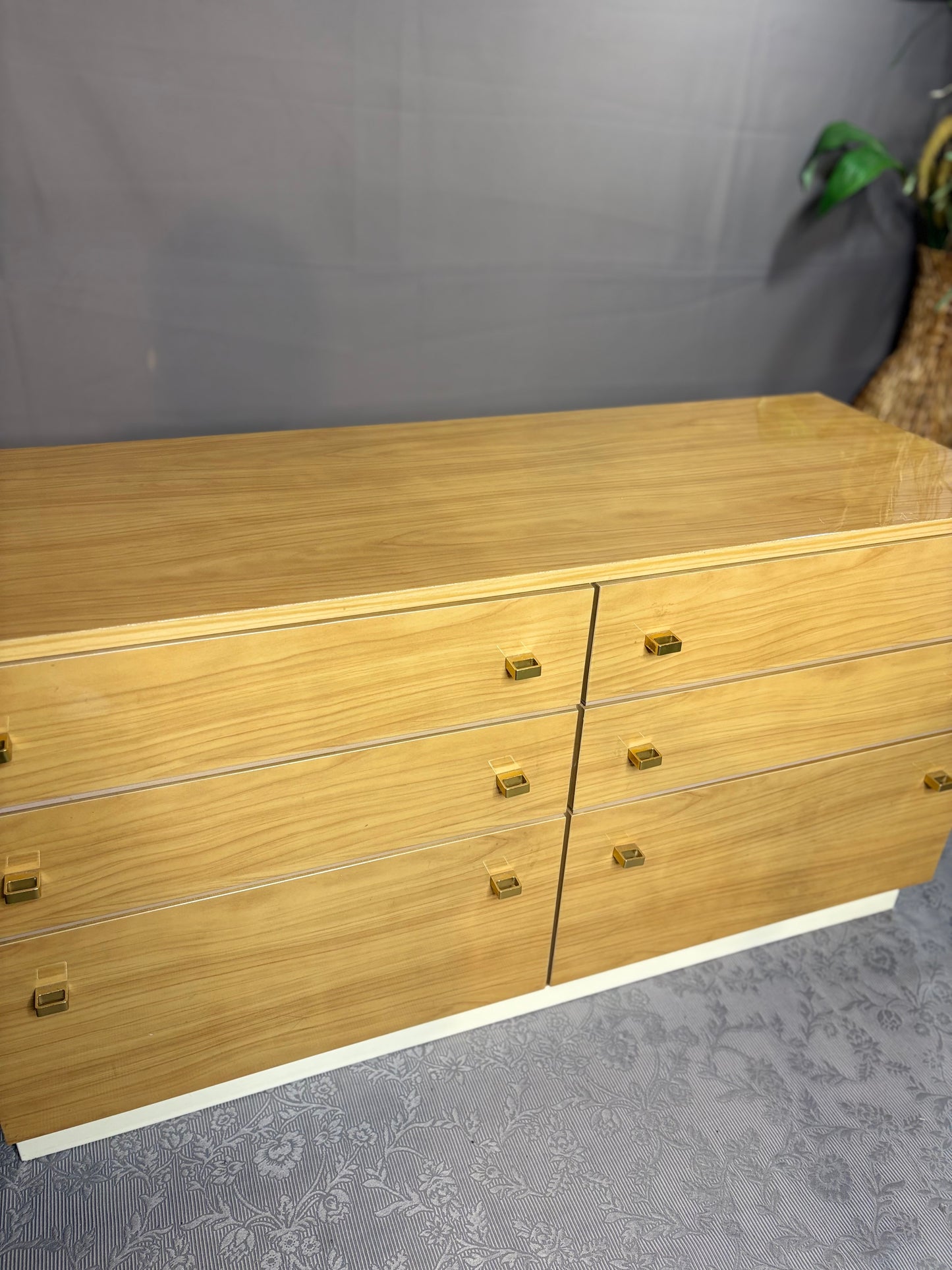 Helle Mid-Century Kommode mit feinen Messingdetails