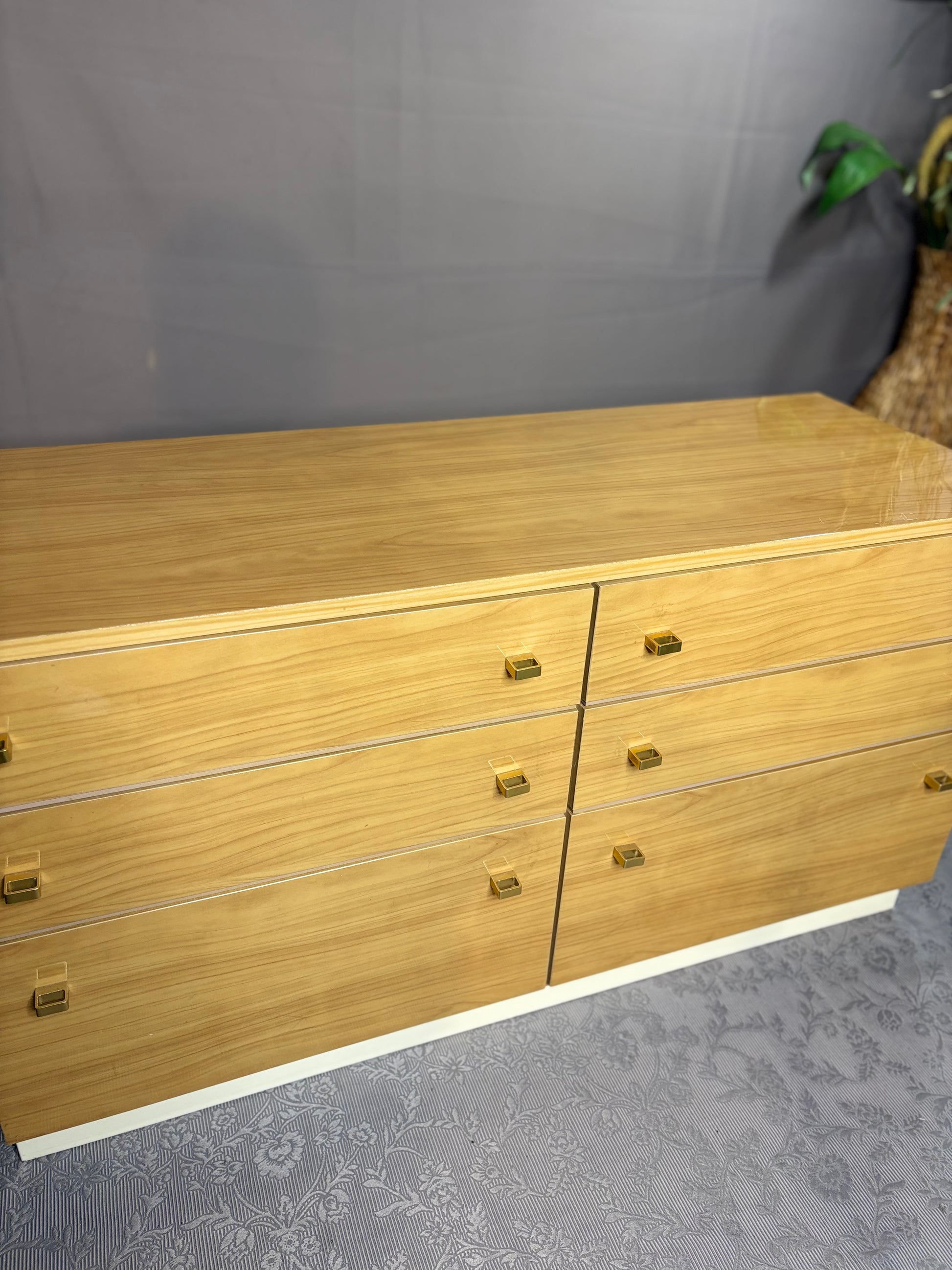 Helle Mid-Century Kommode mit feinen Messingdetails - Artikelbild von Fummel & Gedöns Secondhand-Store