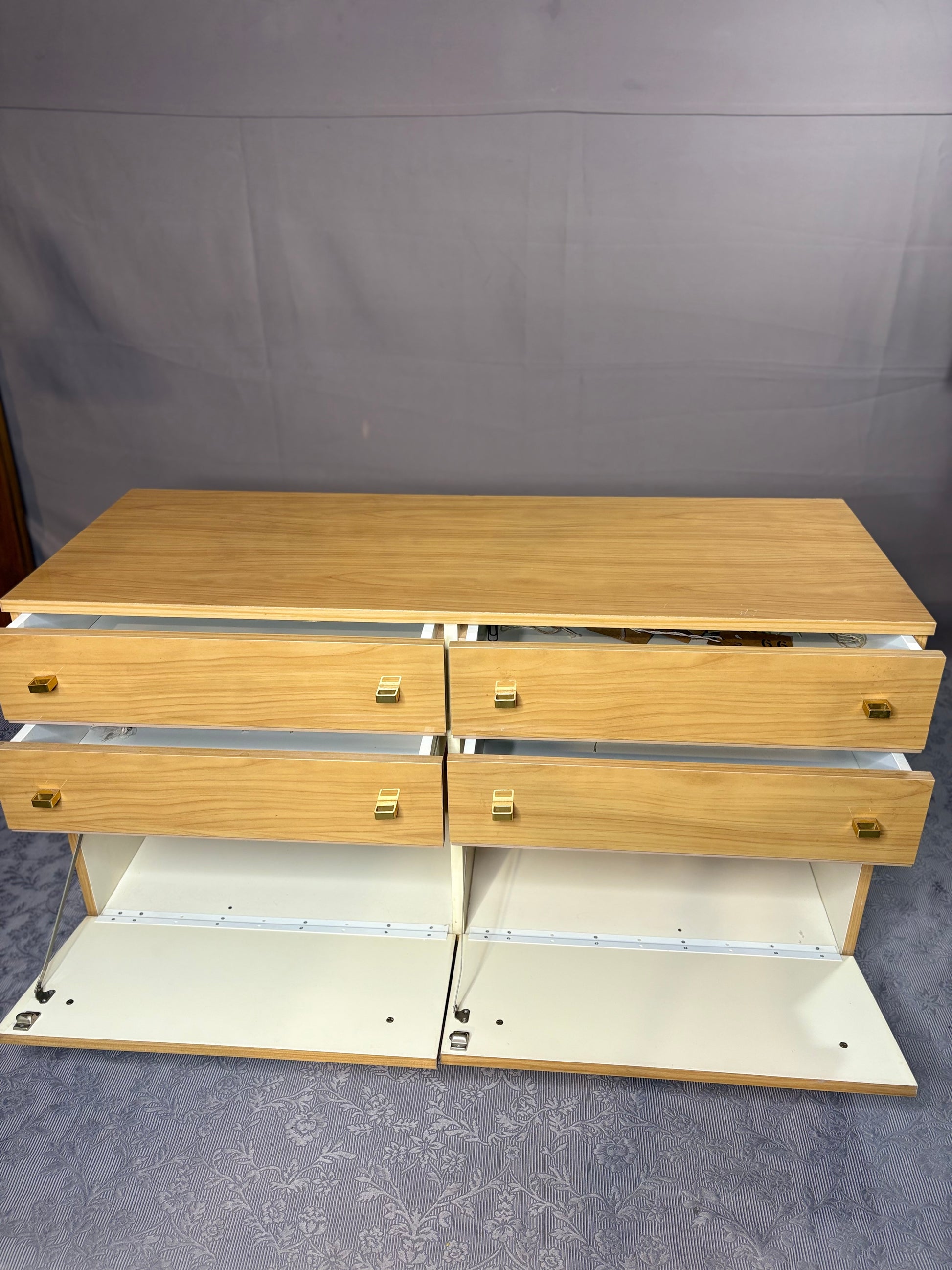 Helle Mid-Century Kommode mit feinen Messingdetails - Artikelbild von Fummel & Gedöns Secondhand-Store