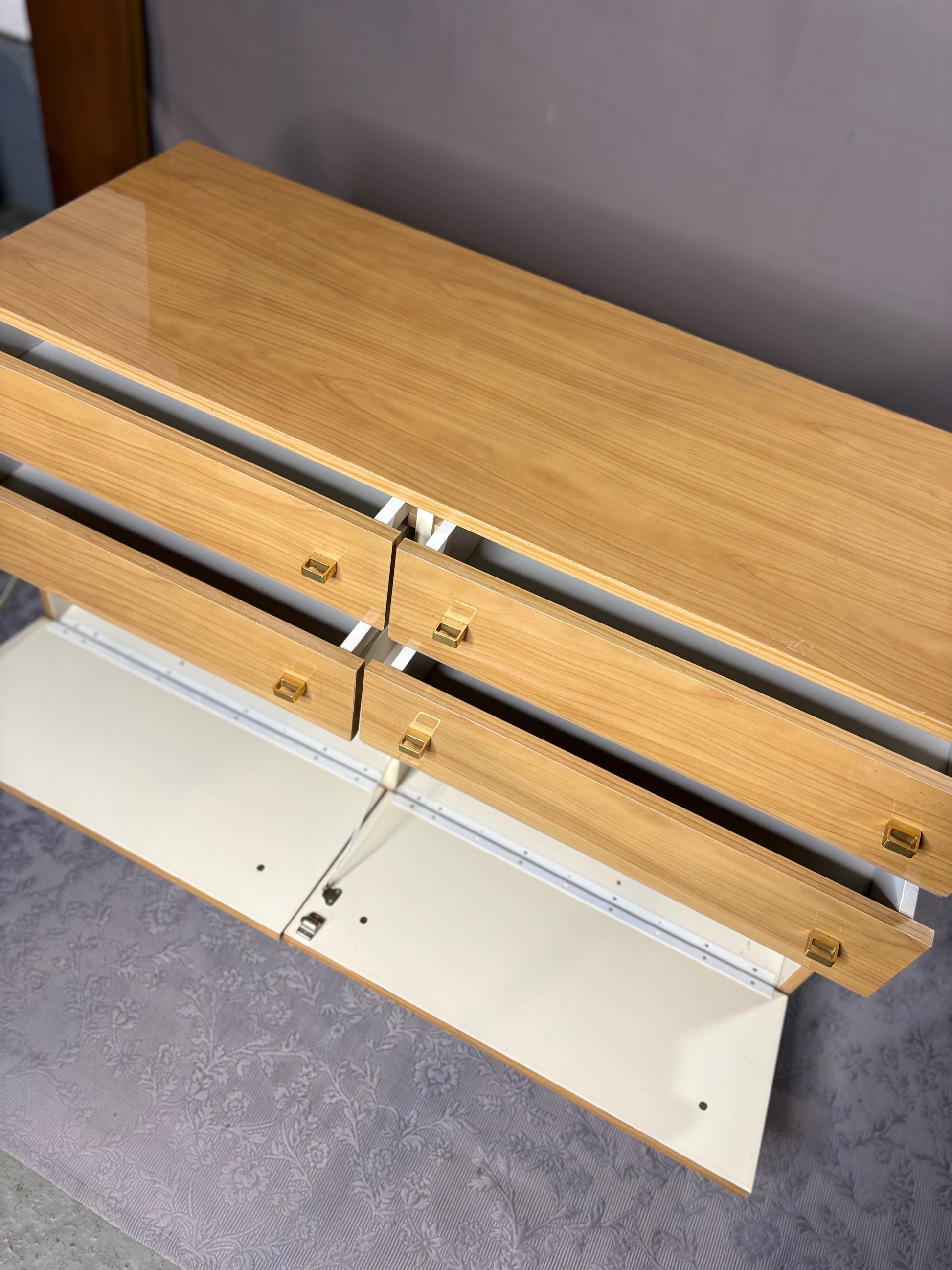 Helle Mid-Century Kommode mit feinen Messingdetails - Artikelbild von Fummel & Gedöns Secondhand-Store