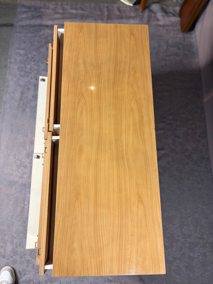 Helle Mid-Century Kommode mit feinen Messingdetails