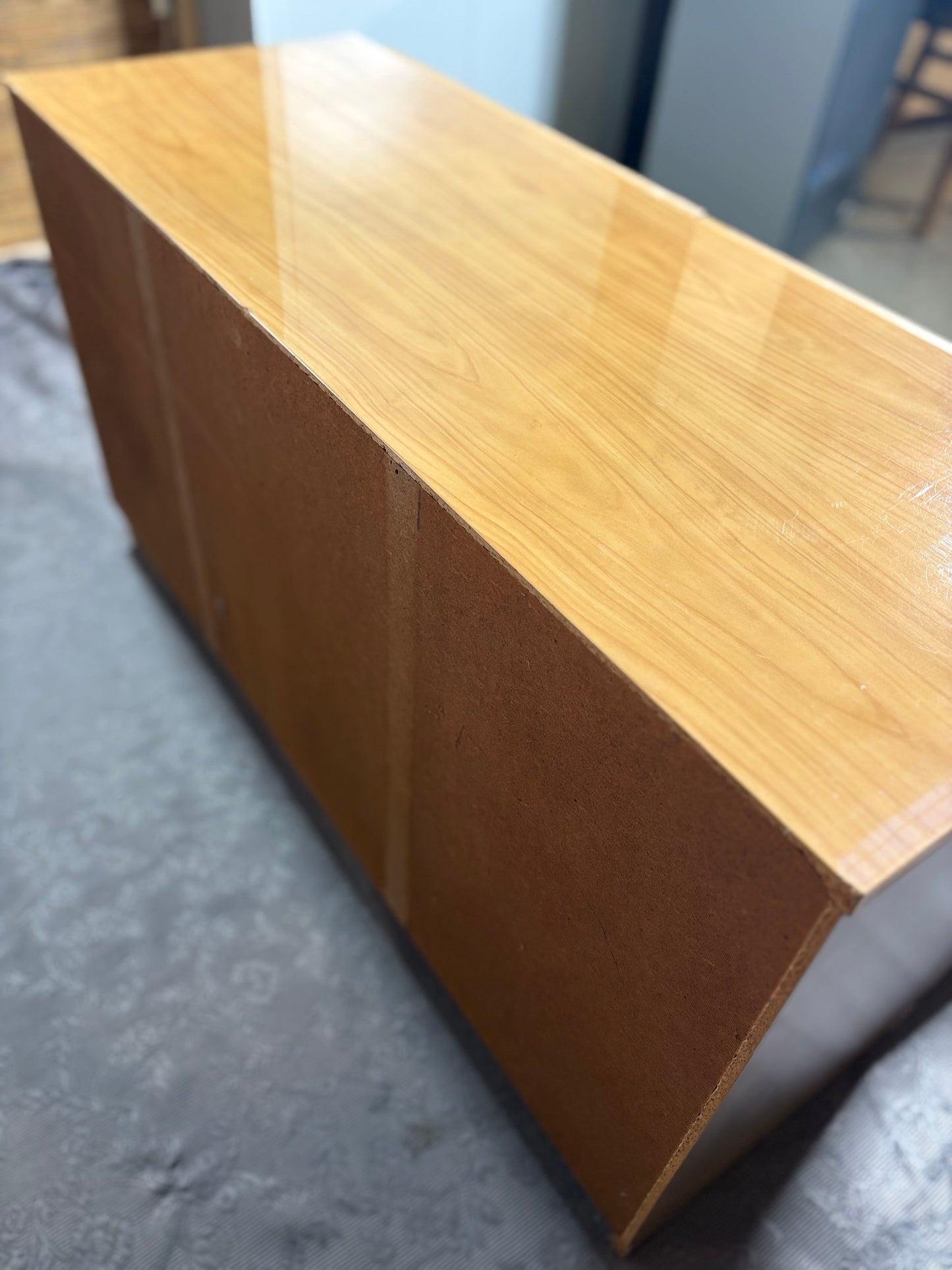 Helle Mid-Century Kommode mit feinen Messingdetails