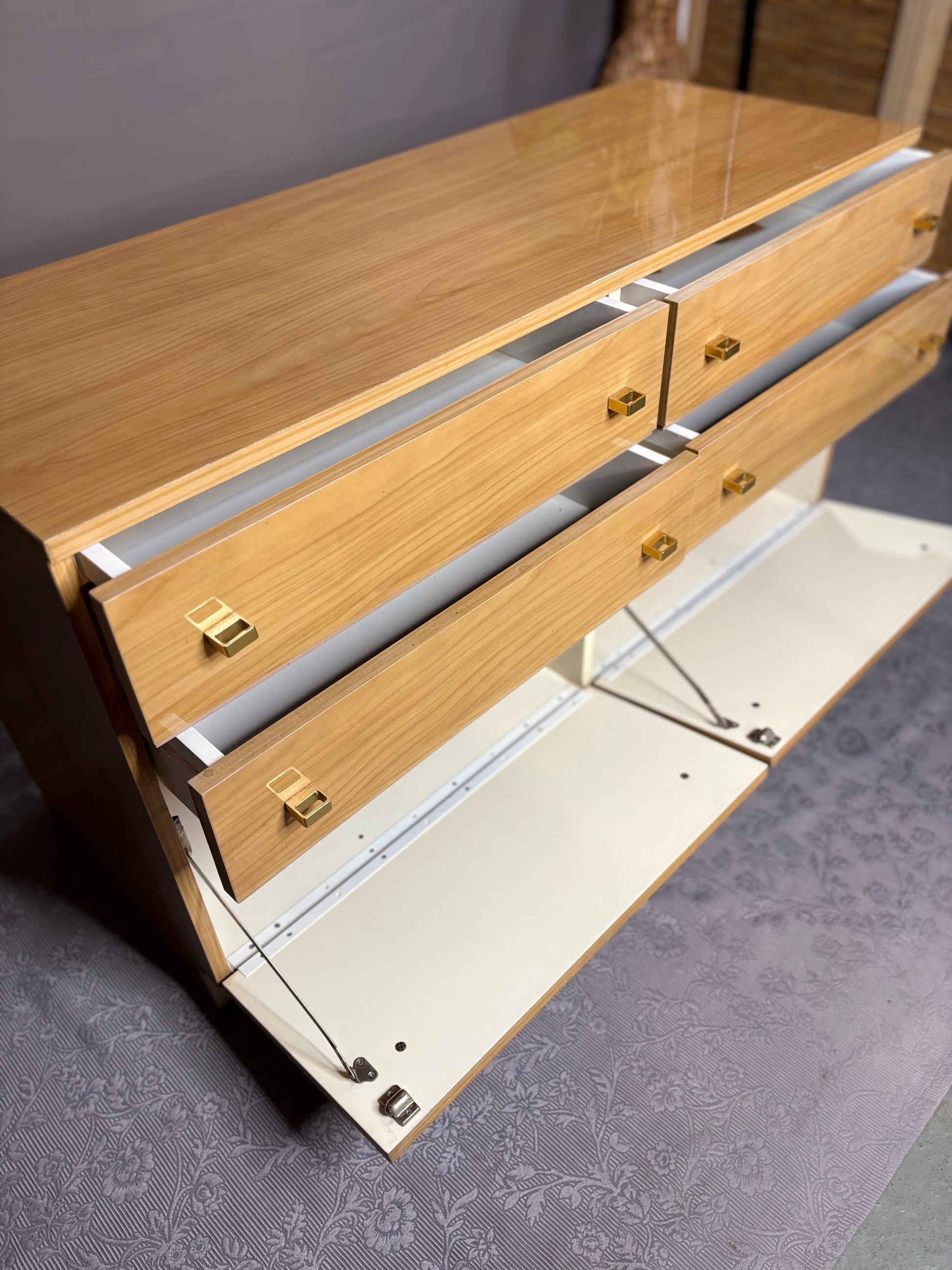 Helle Mid-Century Kommode mit feinen Messingdetails - Artikelbild von Fummel & Gedöns Secondhand-Store