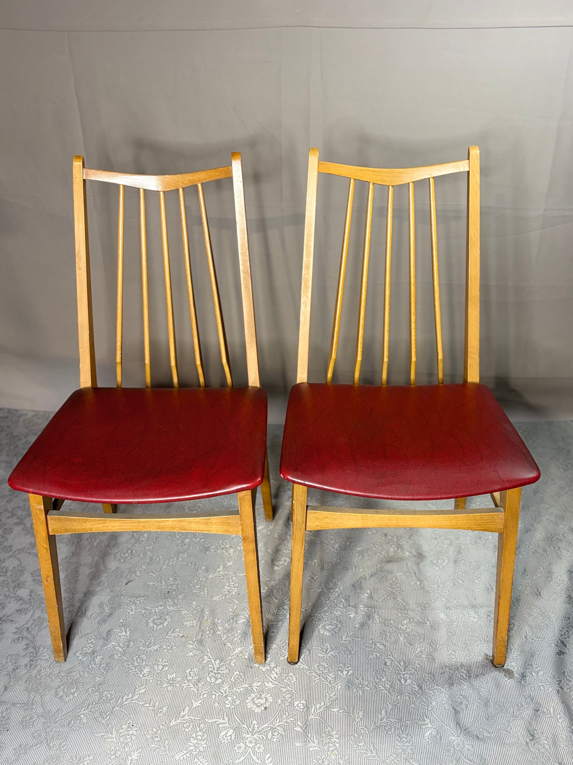 Mid-Century Stuhlset mit schlanker Rückenlehne - Artikelbild von Fummel & Gedöns Secondhand-Store