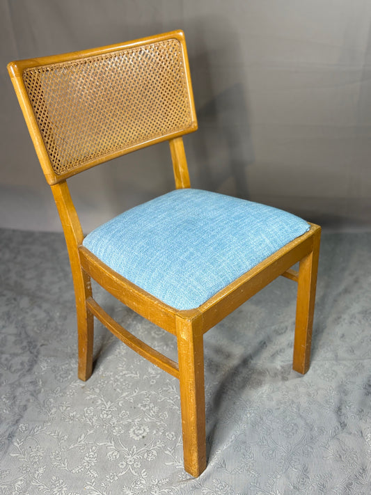 Mid-Century Stuhl mit Rattanlehne und Polstersitz