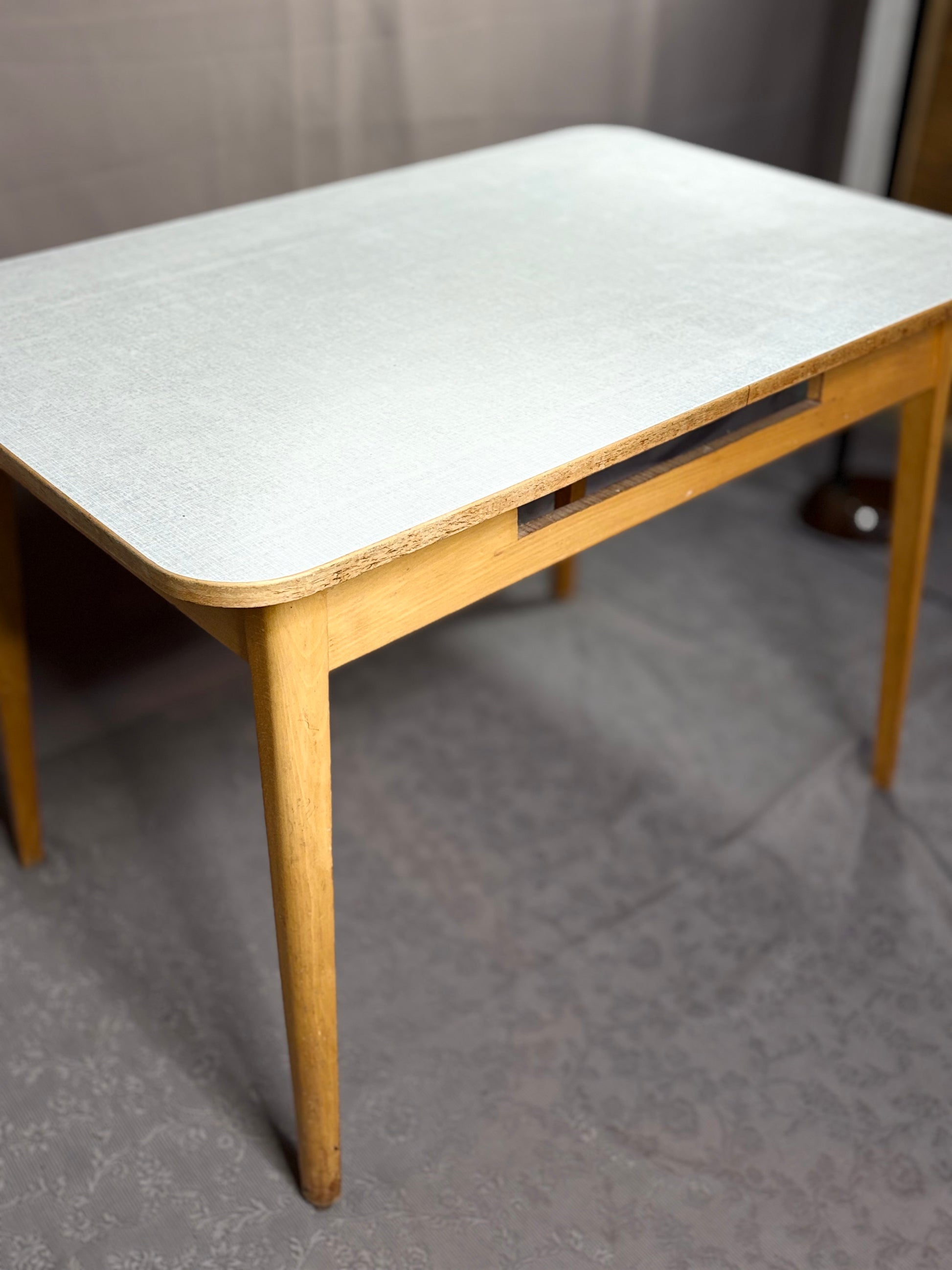 Mid-Century Küchentisch mit Resopalplatte - Artikelbild von Fummel & Gedöns Secondhand-Store