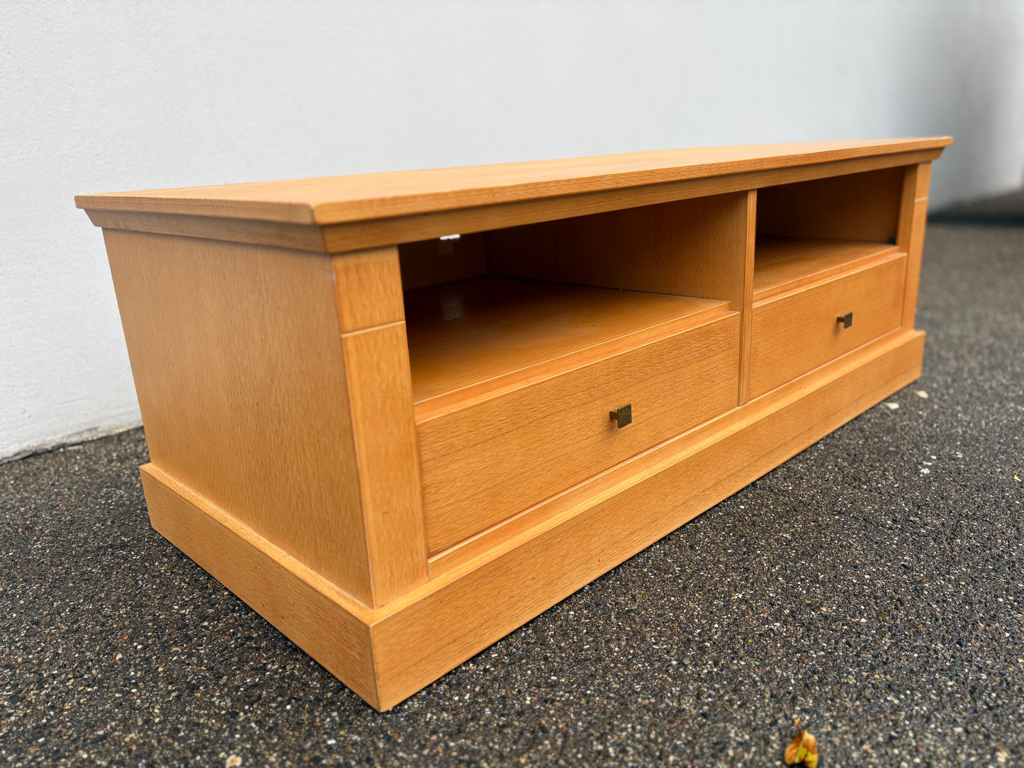 TV-Lowboard aus Holz mit zwei Schubladen