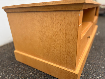 TV-Lowboard aus Holz mit zwei Schubladen