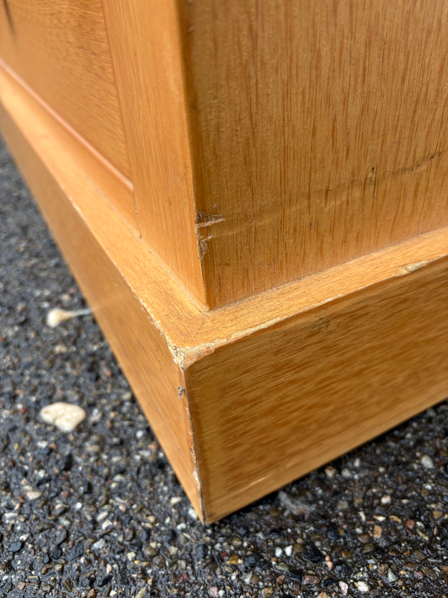 TV-Lowboard aus Holz mit zwei Schubladen
