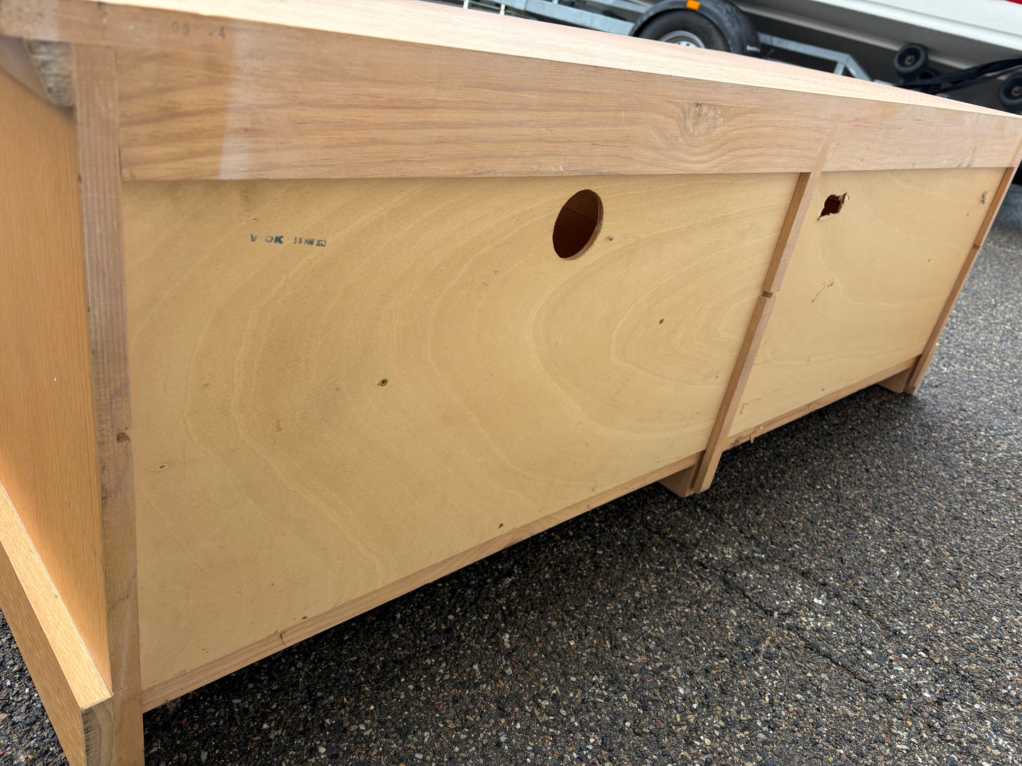TV-Lowboard aus Holz mit zwei Schubladen