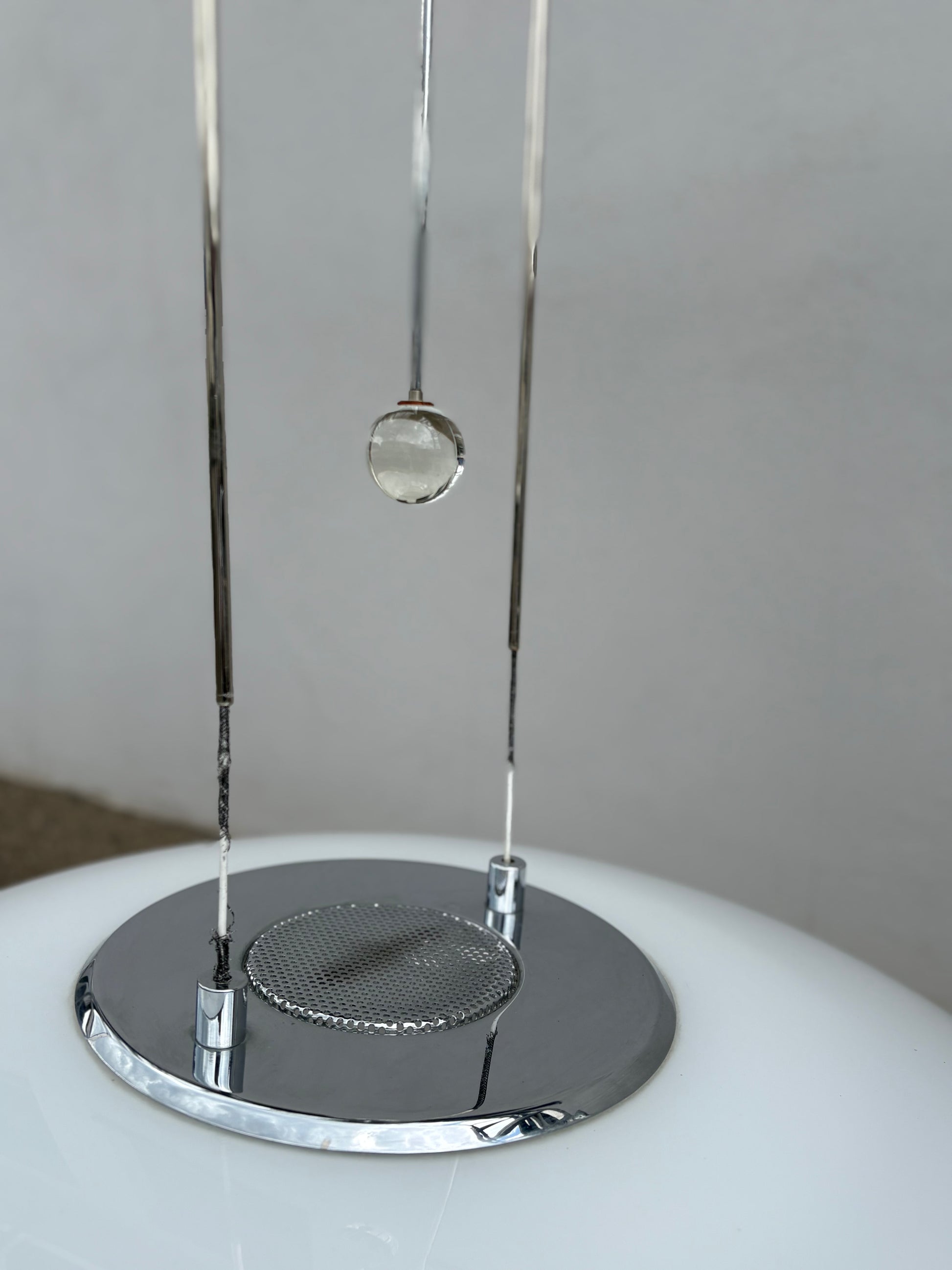 Moderne Design-Pendelleuchte mit Glasschirm und Kristallkugel - Artikelbild von Fummel & Gedöns Secondhand-Store