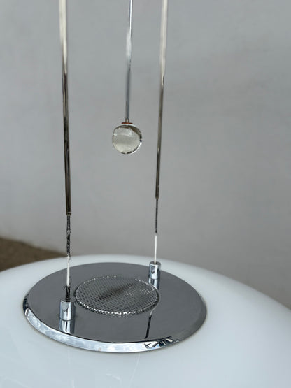 Moderne Design-Pendelleuchte mit Glasschirm und Kristallkugel