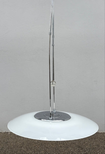 Moderne Design-Pendelleuchte mit Glasschirm und Kristallkugel