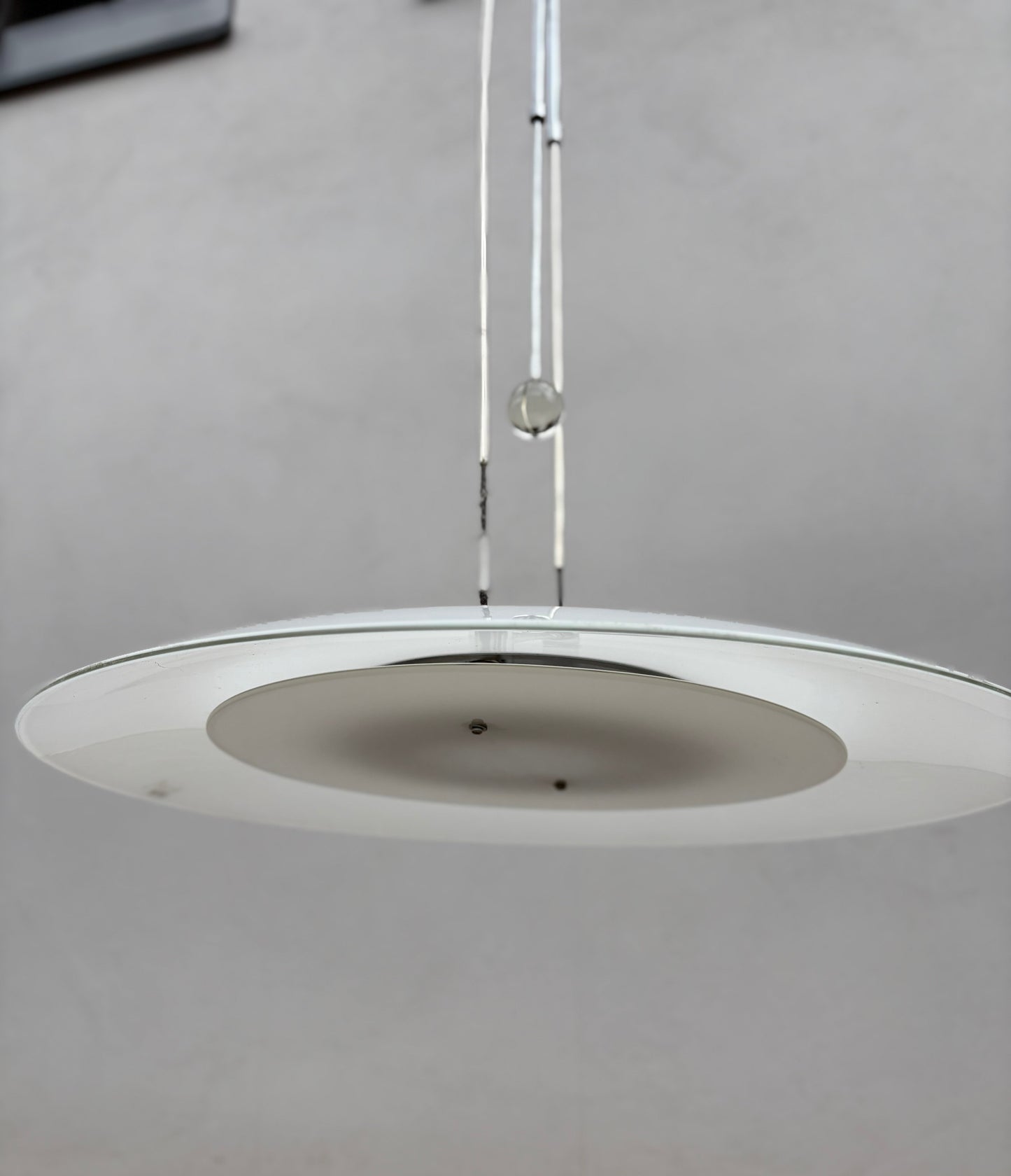 Moderne Design-Pendelleuchte mit Glasschirm und Kristallkugel