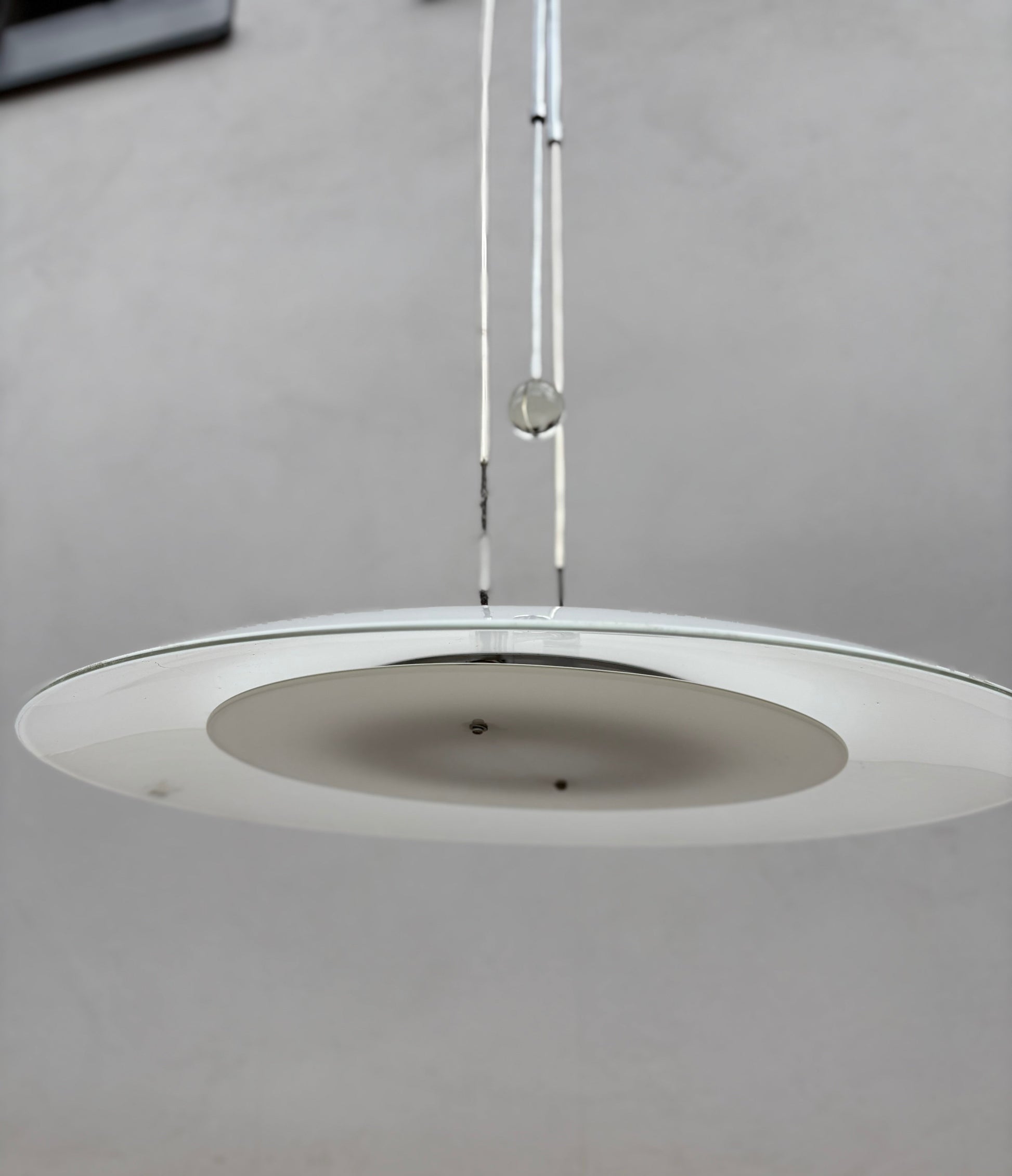 Moderne Design-Pendelleuchte mit Glasschirm und Kristallkugel - Artikelbild von Fummel & Gedöns Secondhand-Store