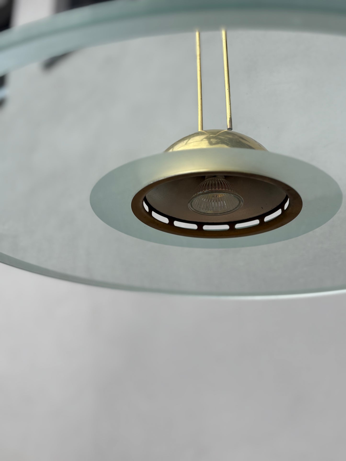 Vintage Pendelleuchte mit Glasplatte und Messingkuppel