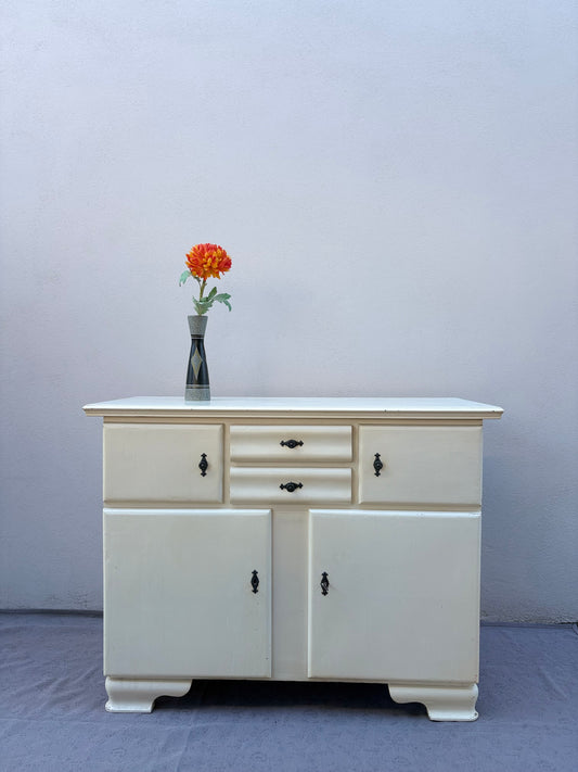 Vintage Anrichte im Landhausstil in Cremeweiß