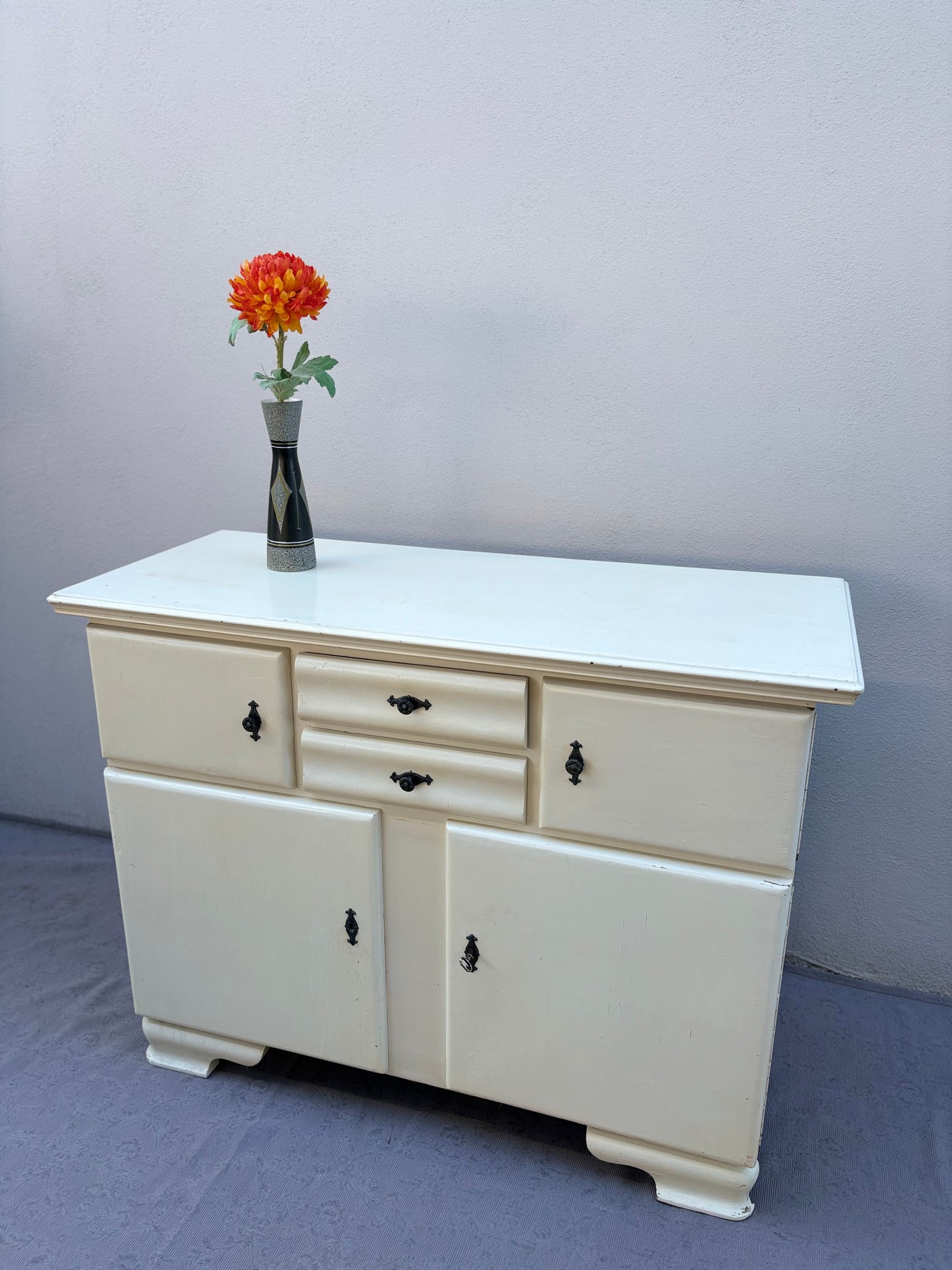 Vintage Anrichte im Landhausstil in Cremeweiß