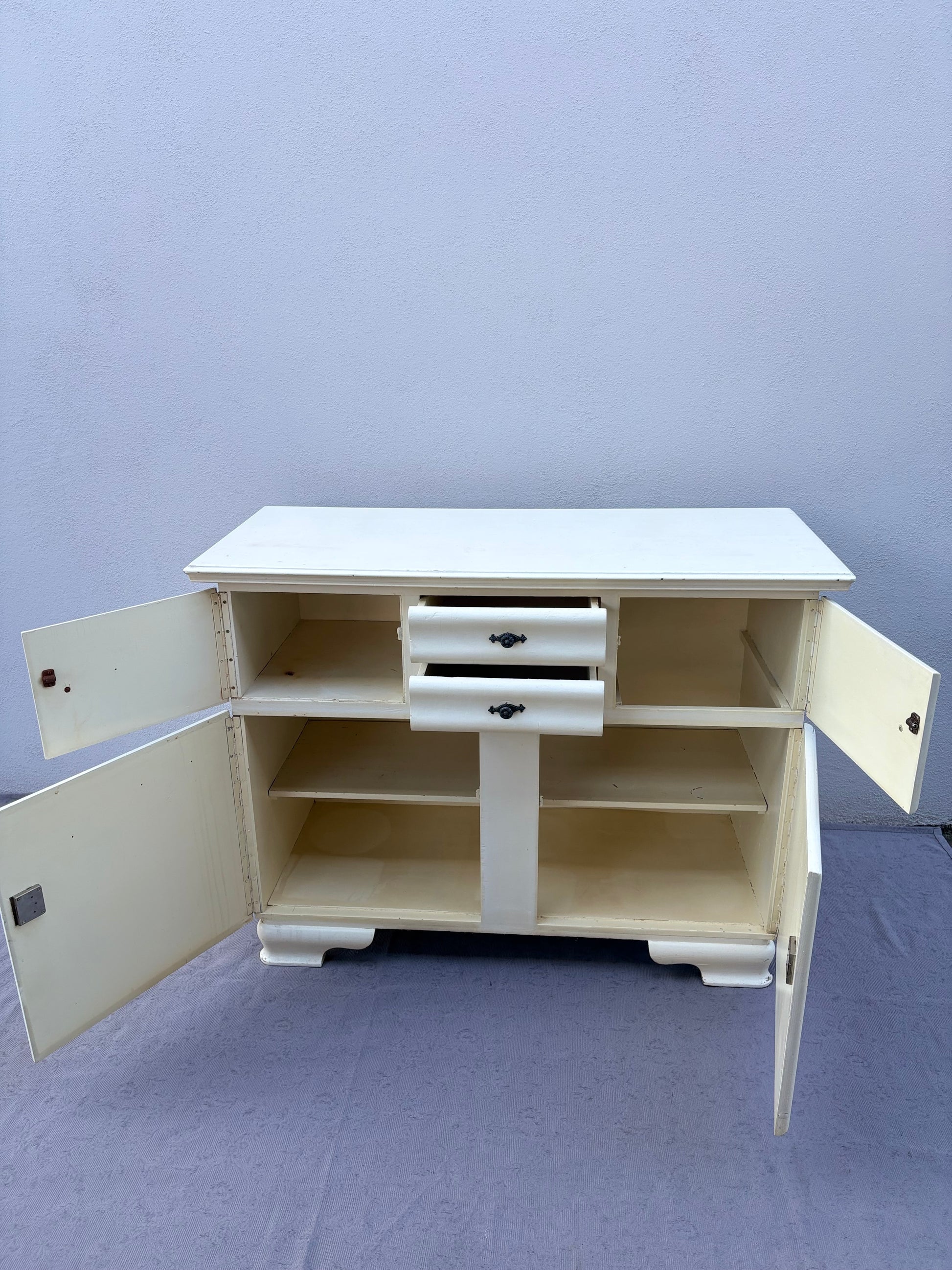 Vintage Anrichte im Landhausstil in Cremeweiß - Artikelbild von Fummel & Gedöns Secondhand-Store