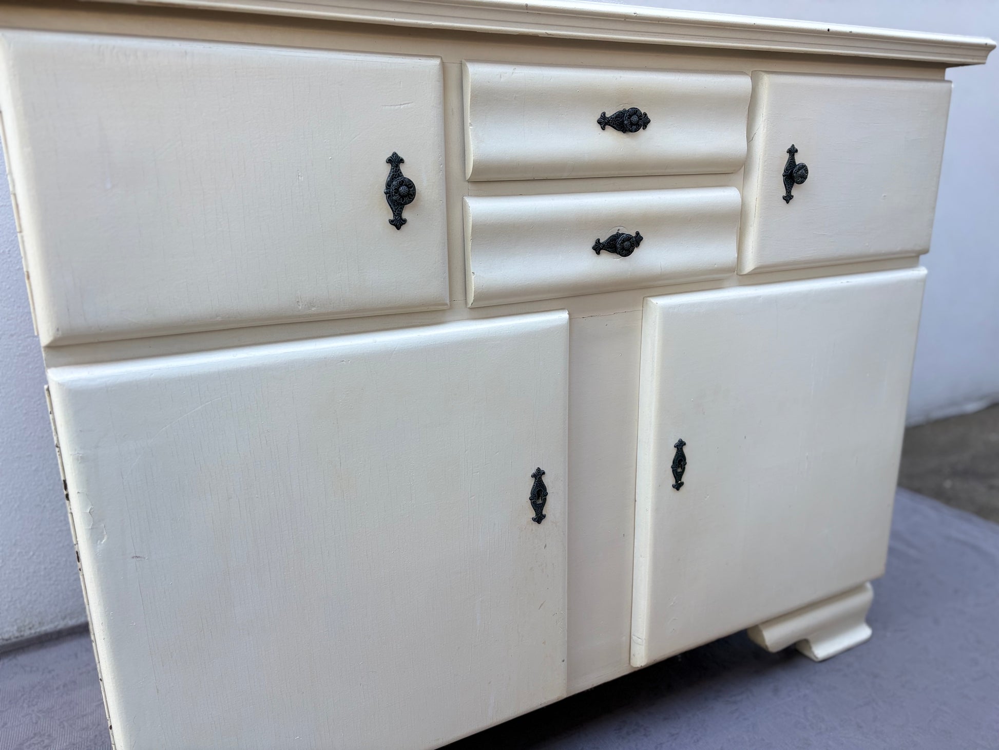 Vintage Anrichte im Landhausstil in Cremeweiß - Artikelbild von Fummel & Gedöns Secondhand-Store