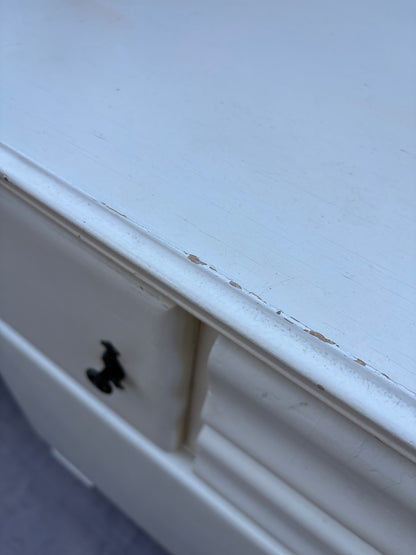 Vintage Anrichte im Landhausstil in Cremeweiß