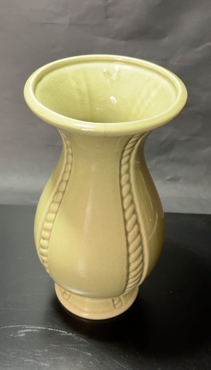 Gelbgrüne Keramikvase mit Reliefdekor, Höhe 27 cm