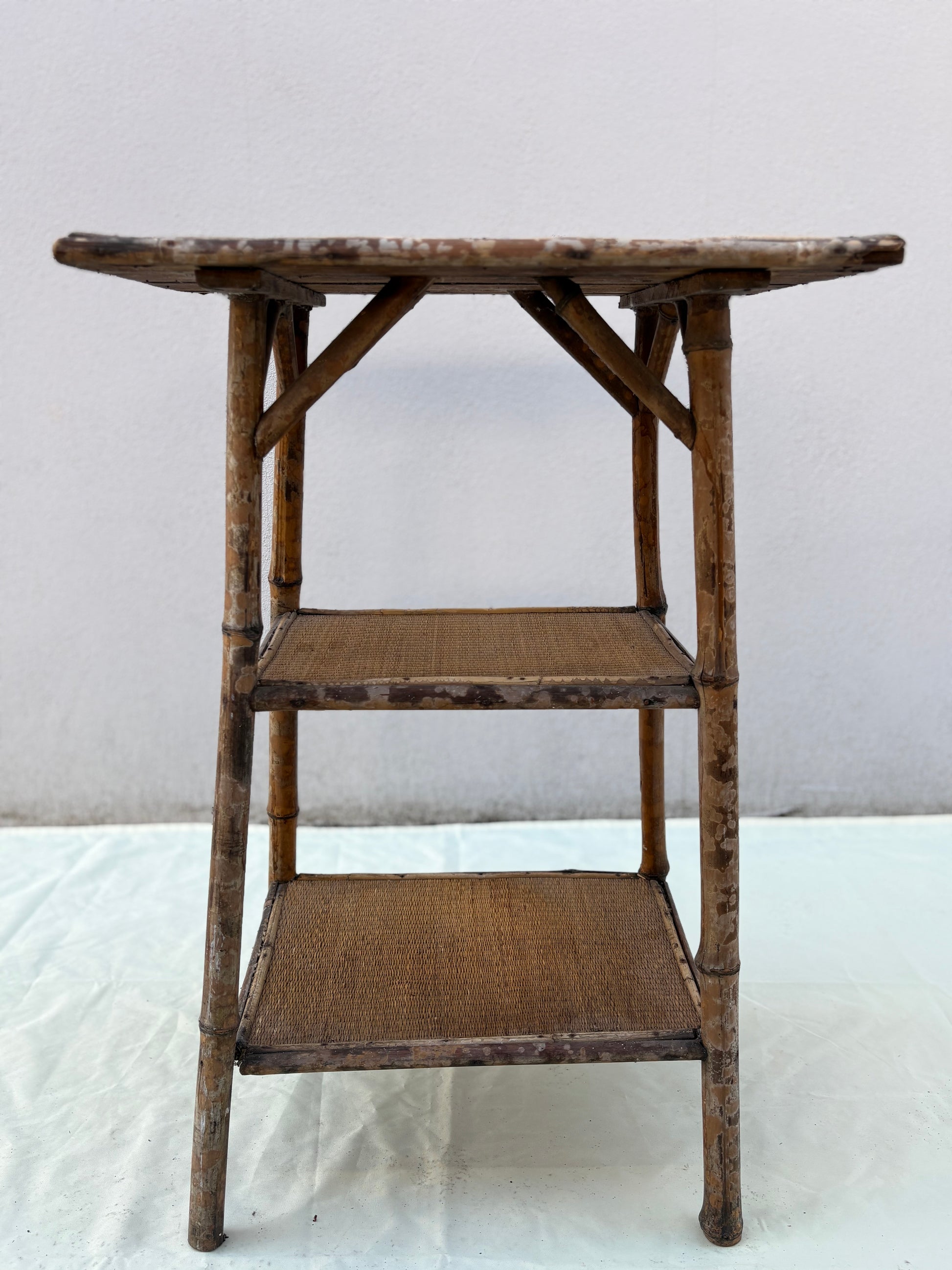 Vintage Bambus-Beistelltisch mit 3 Geflechtablagen – 76 cm - Artikelbild von Fummel & Gedöns Secondhand-Store