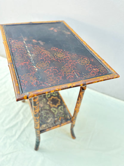 Vintage Chinoiserie Bambus-Beistelltisch – bemalte Ablagen, 72 cm