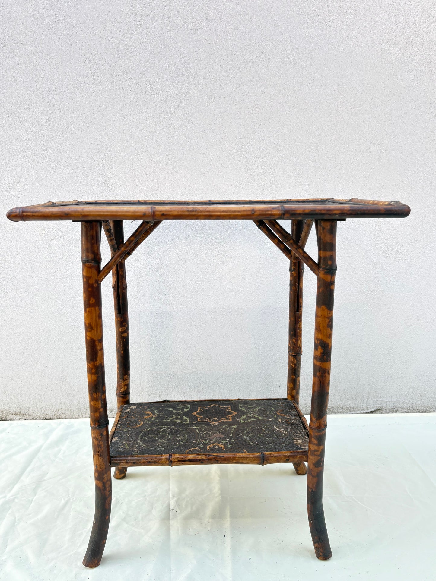 Vintage Chinoiserie Bambus-Beistelltisch – bemalte Ablagen, 72 cm